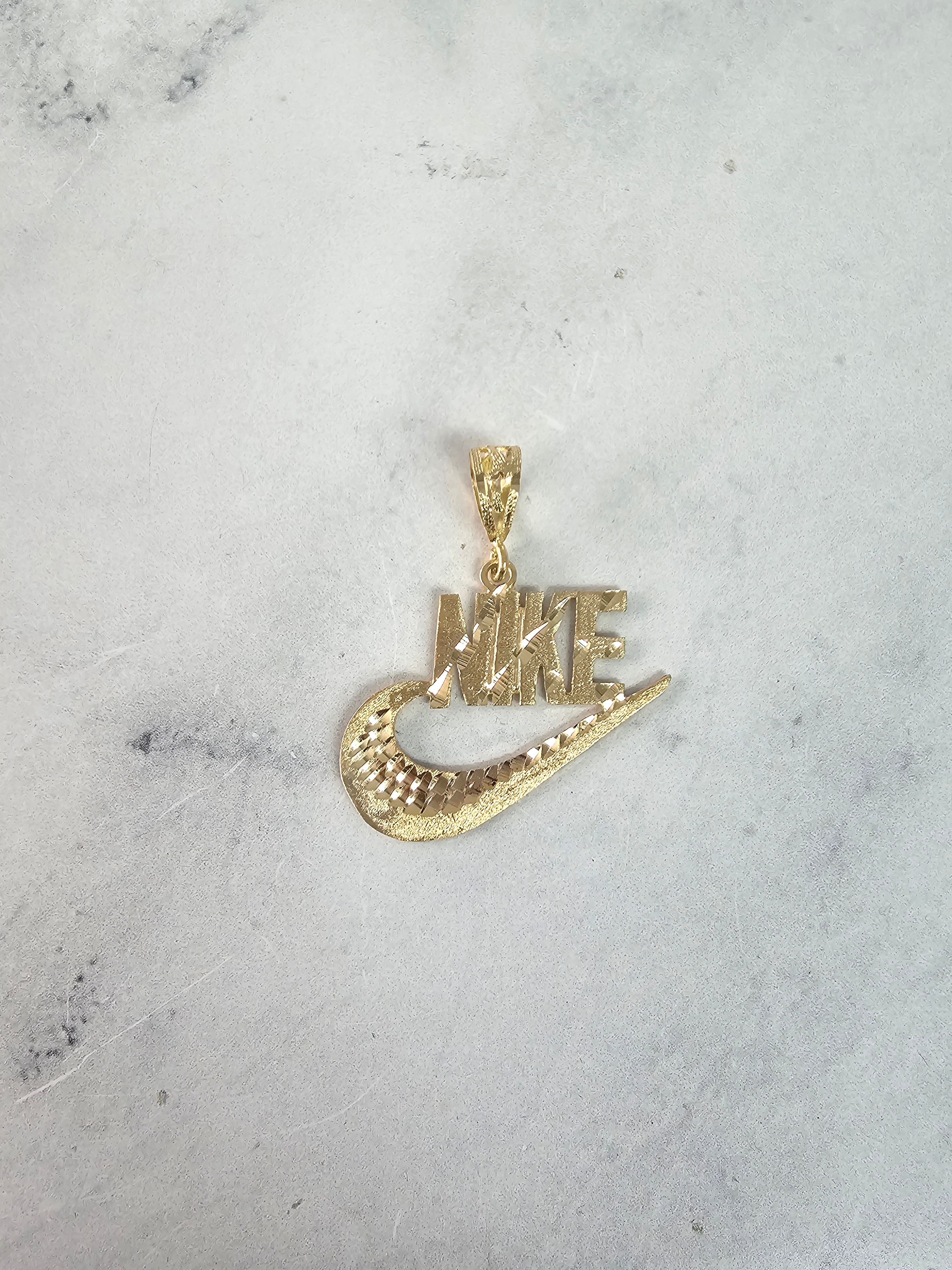 Colgante vintage con el logo de NIKE texturizado y cortes de diamantes