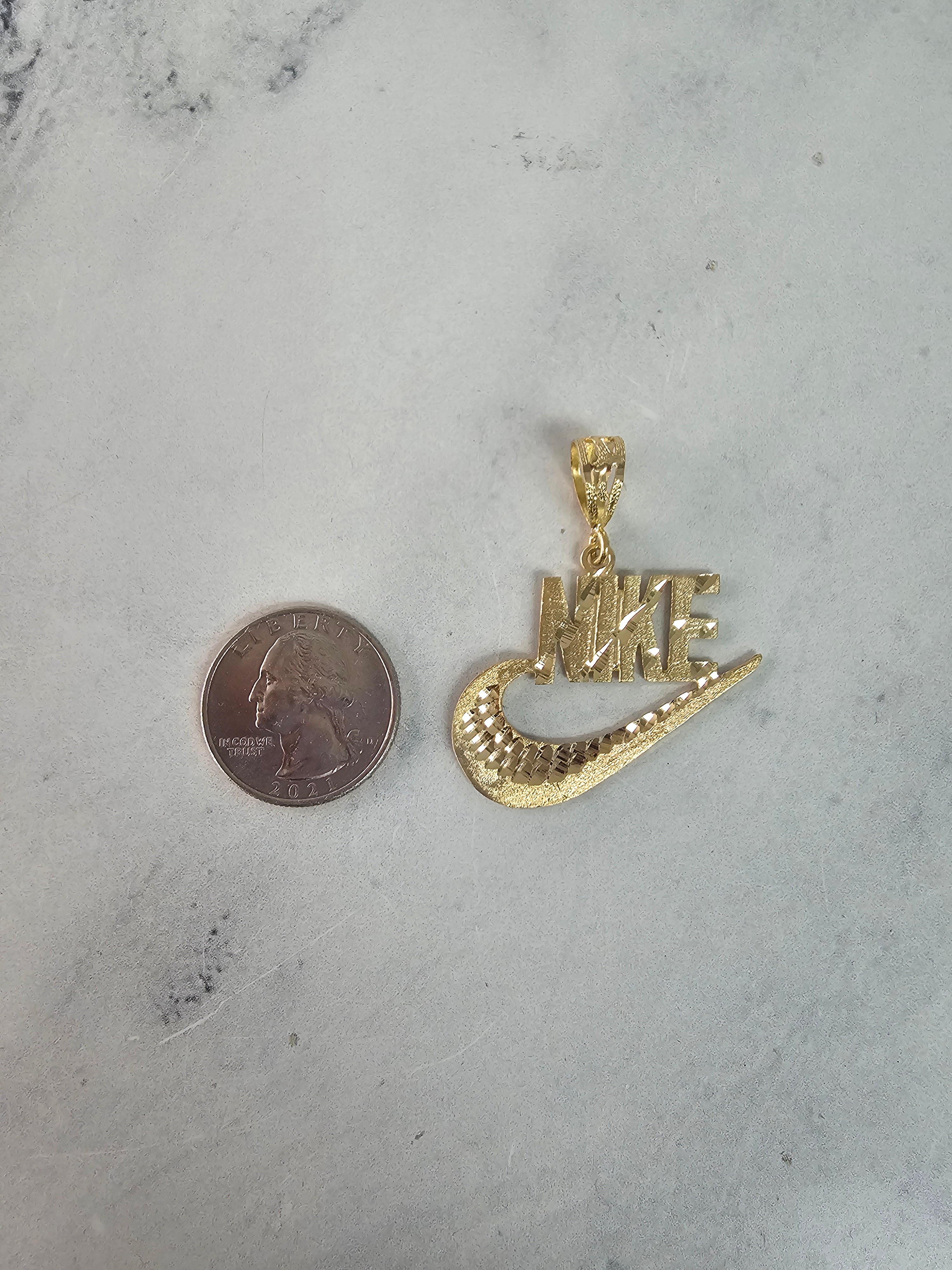 Colgante vintage con el logo de NIKE texturizado y cortes de diamantes