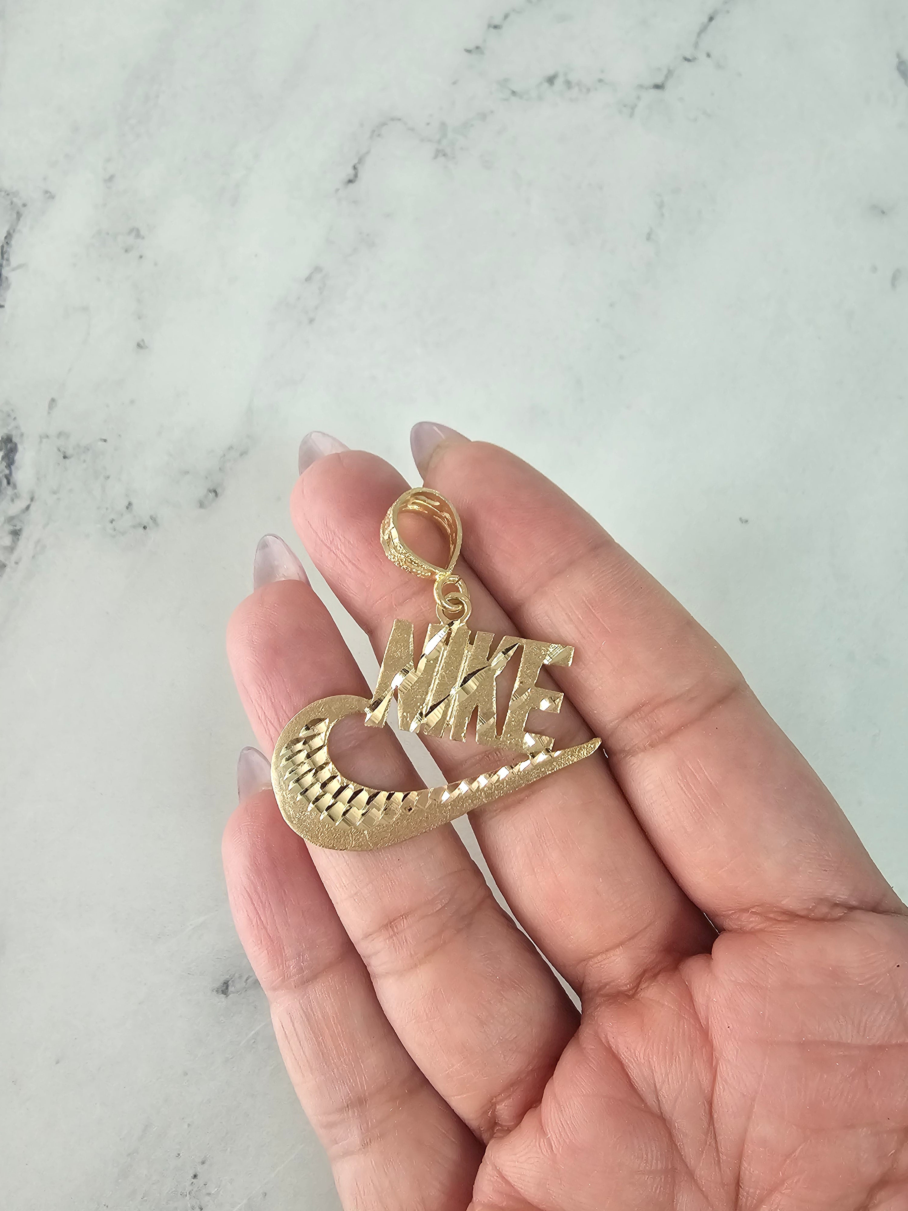Colgante vintage con el logo de NIKE texturizado y cortes de diamantes