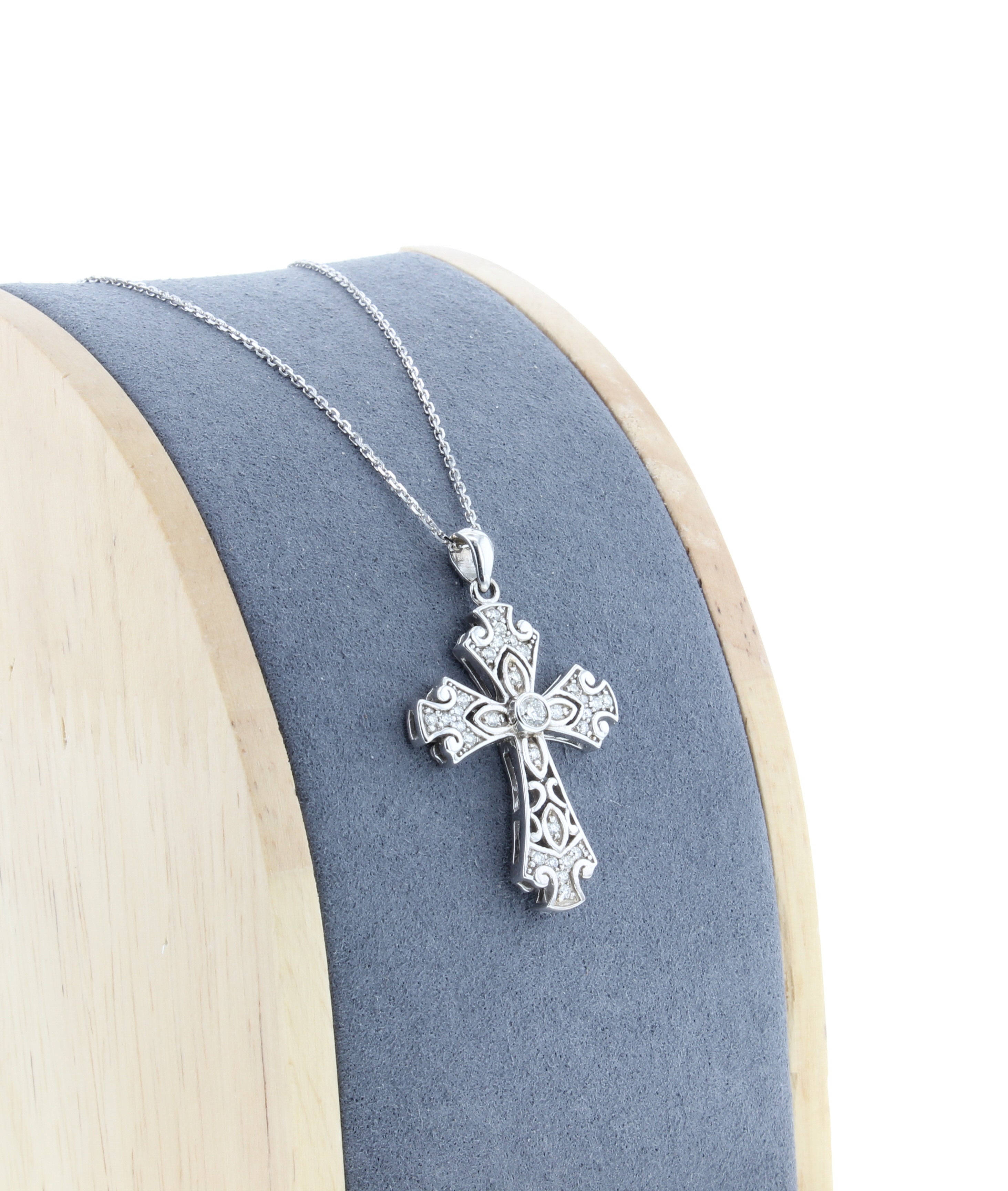 Colgante de cruz celta irlandesa con diamantes de 0,39 ct en oro blanco de 14 k