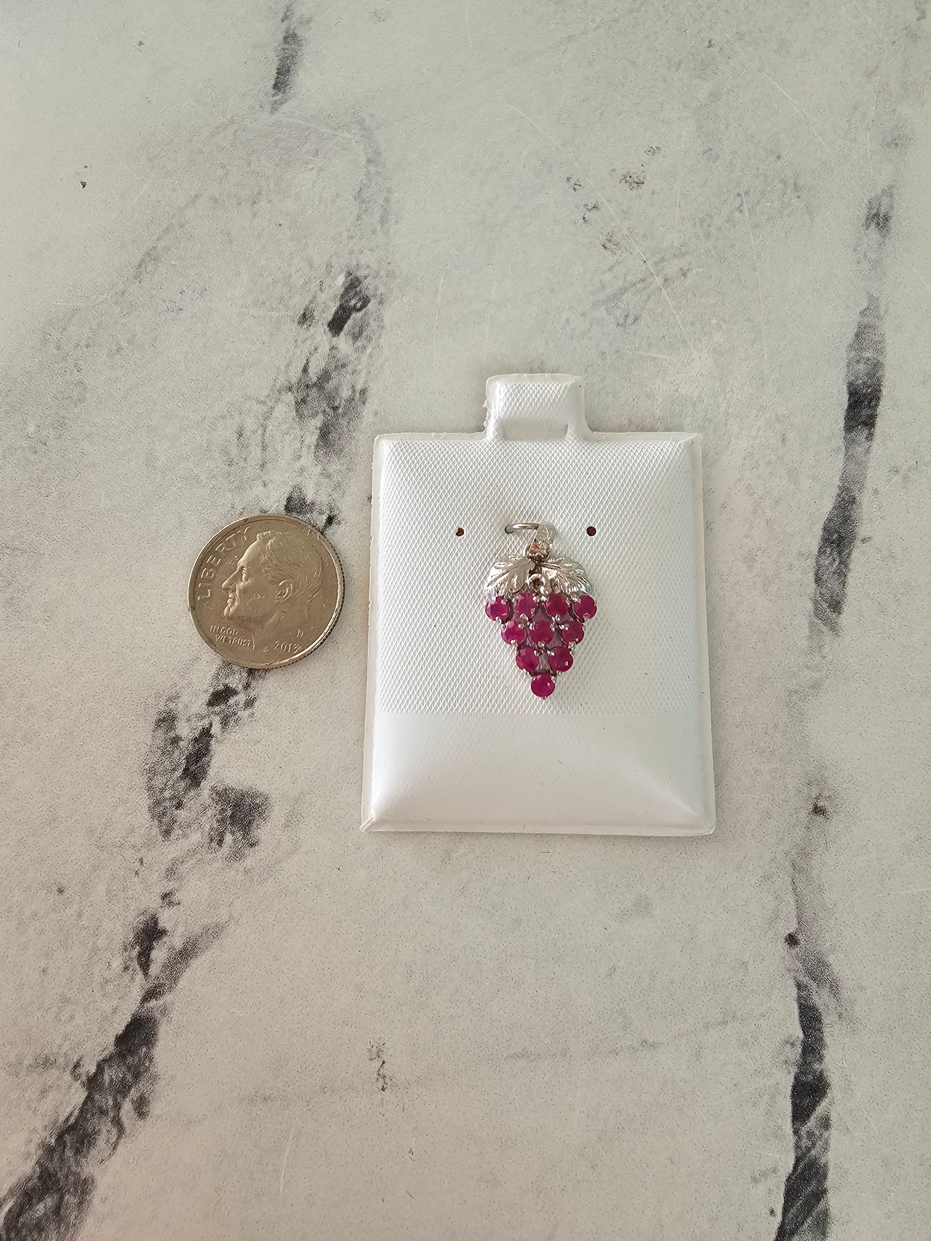 Colgante de racimo de uvas y rubíes en oro amarillo de 14 k