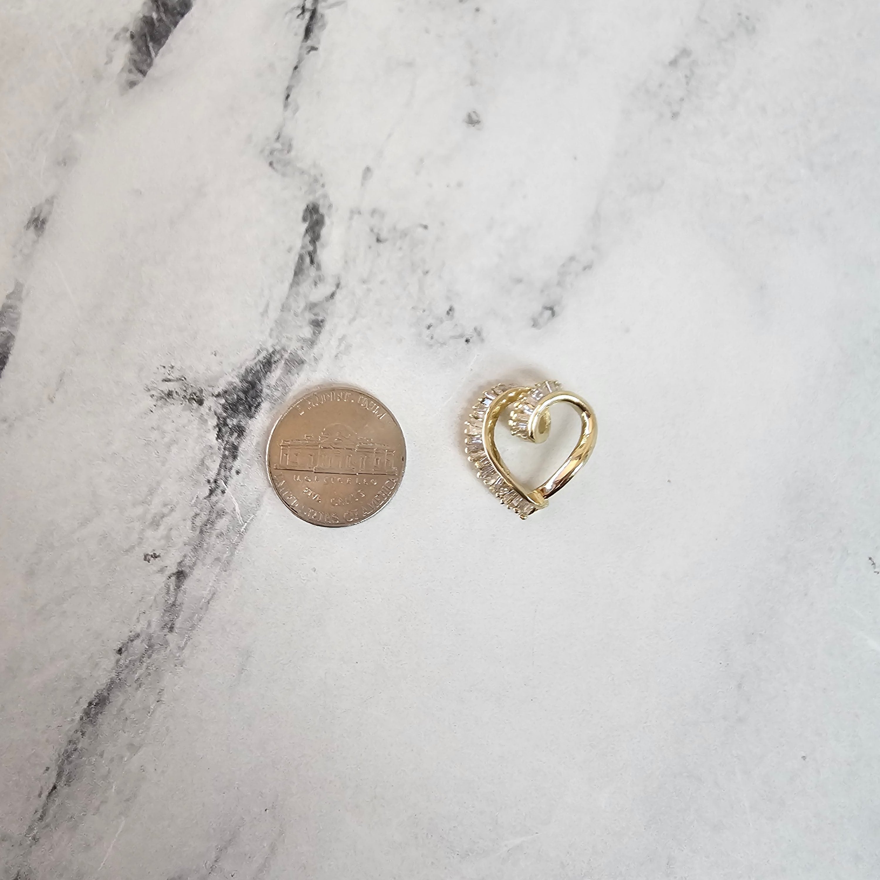 Collar con diamantes flotantes en forma de corazón y talla baguette en oro amarillo de 14 k