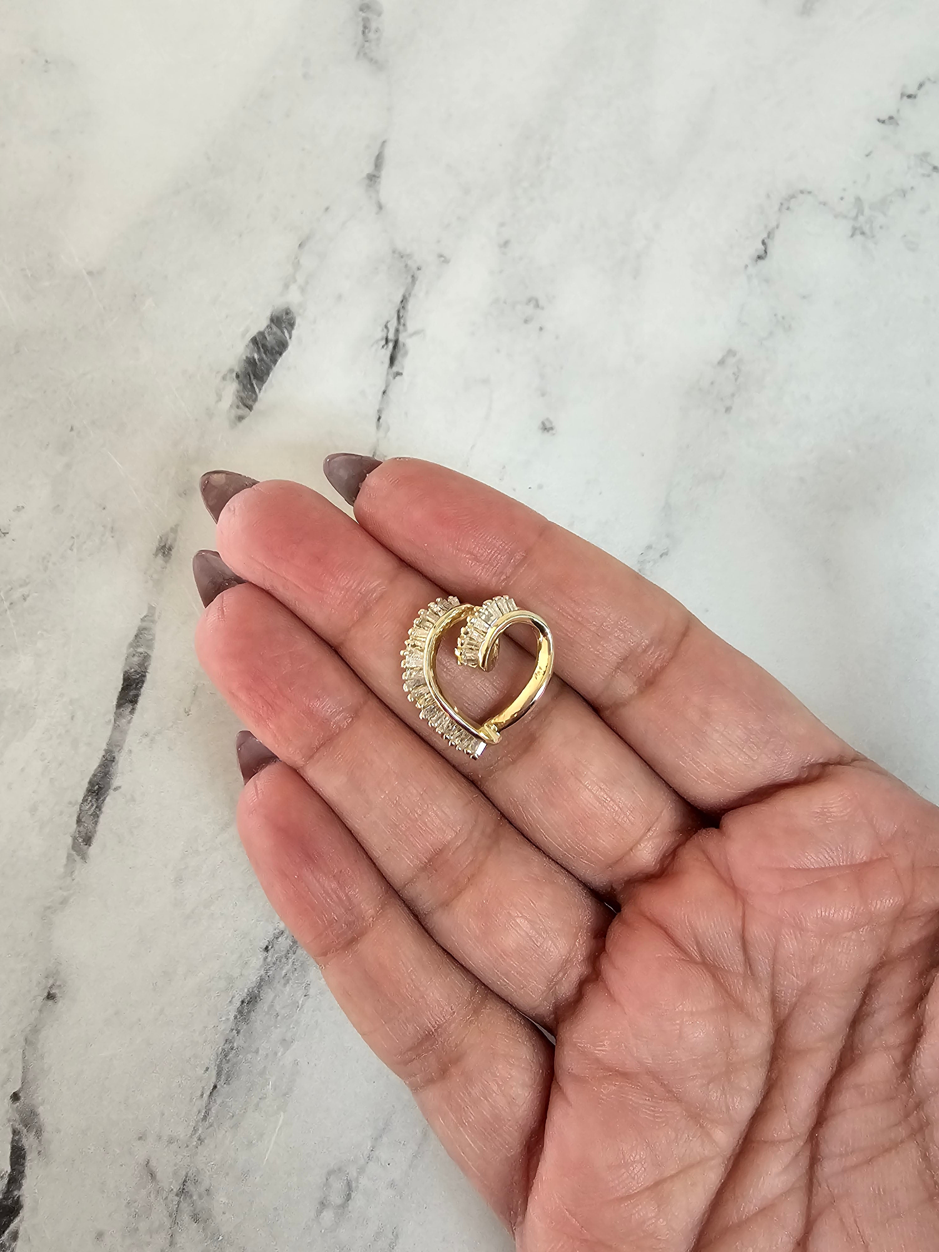 Collar con diamantes flotantes en forma de corazón y talla baguette en oro amarillo de 14 k