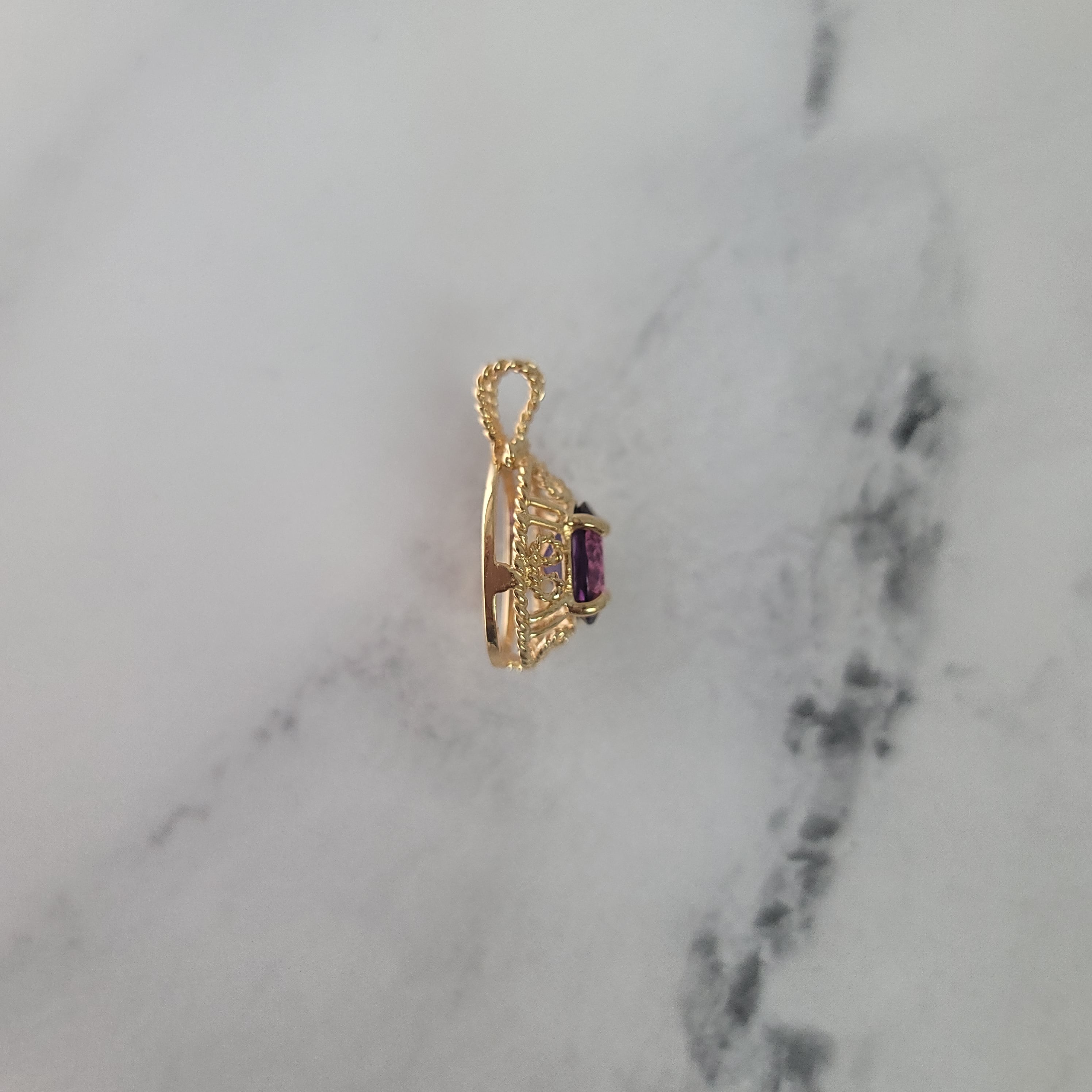 Collar de amatista con bisel estilo vintage en oro amarillo de 14 k