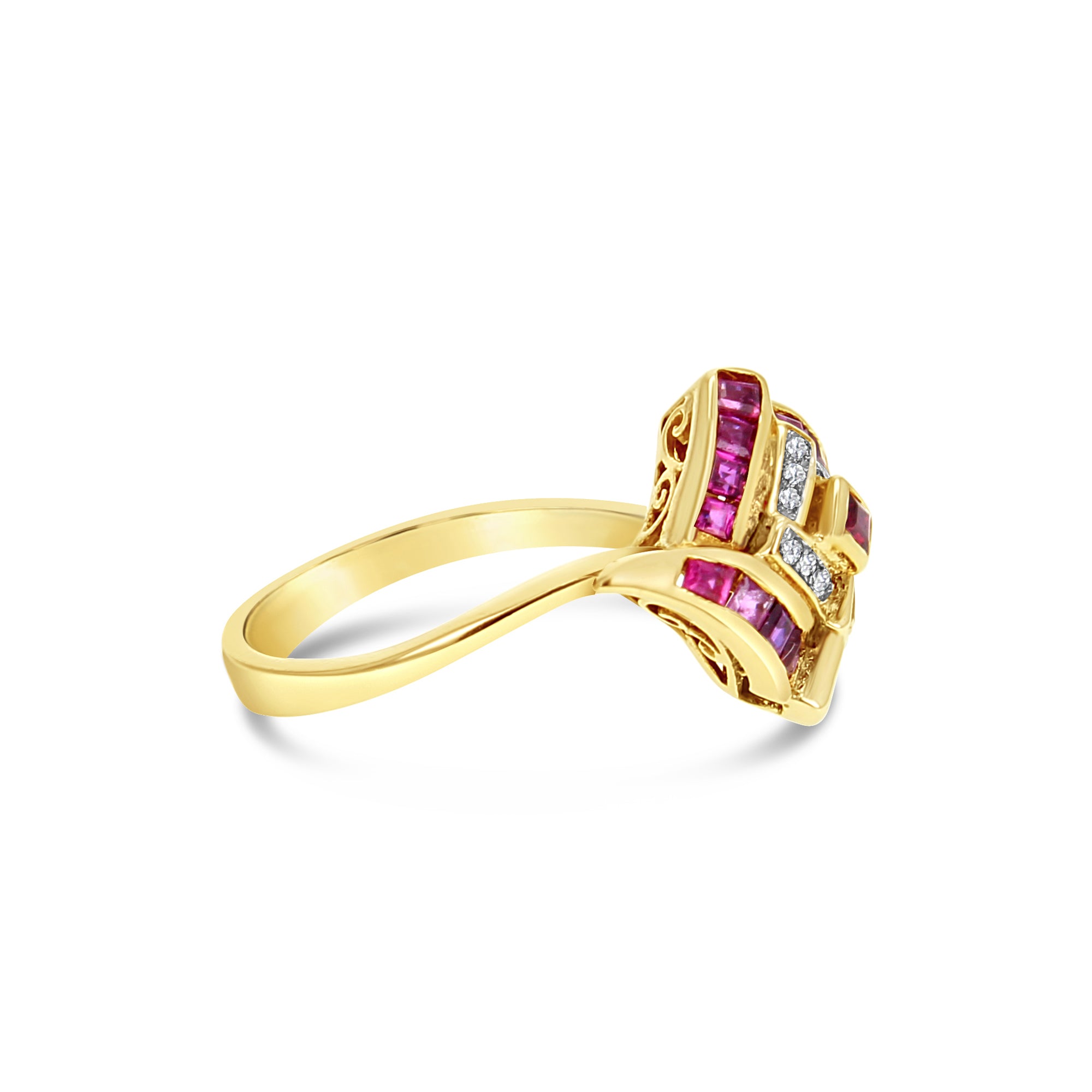 Anillo de cóctel con diamantes y rubíes de 0,50 ct en oro amarillo de 14 quilates