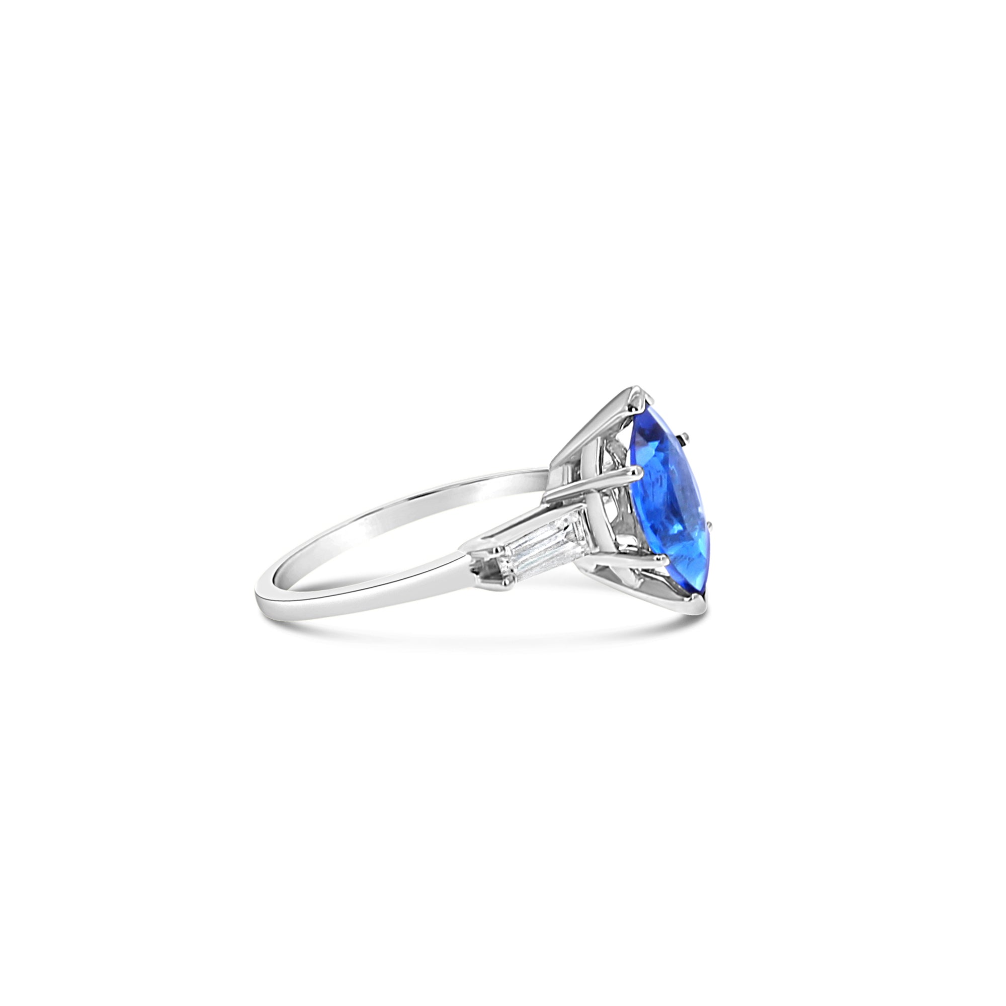 Anillo de compromiso con diamantes y zafiro marquesa en oro blanco de 14 k