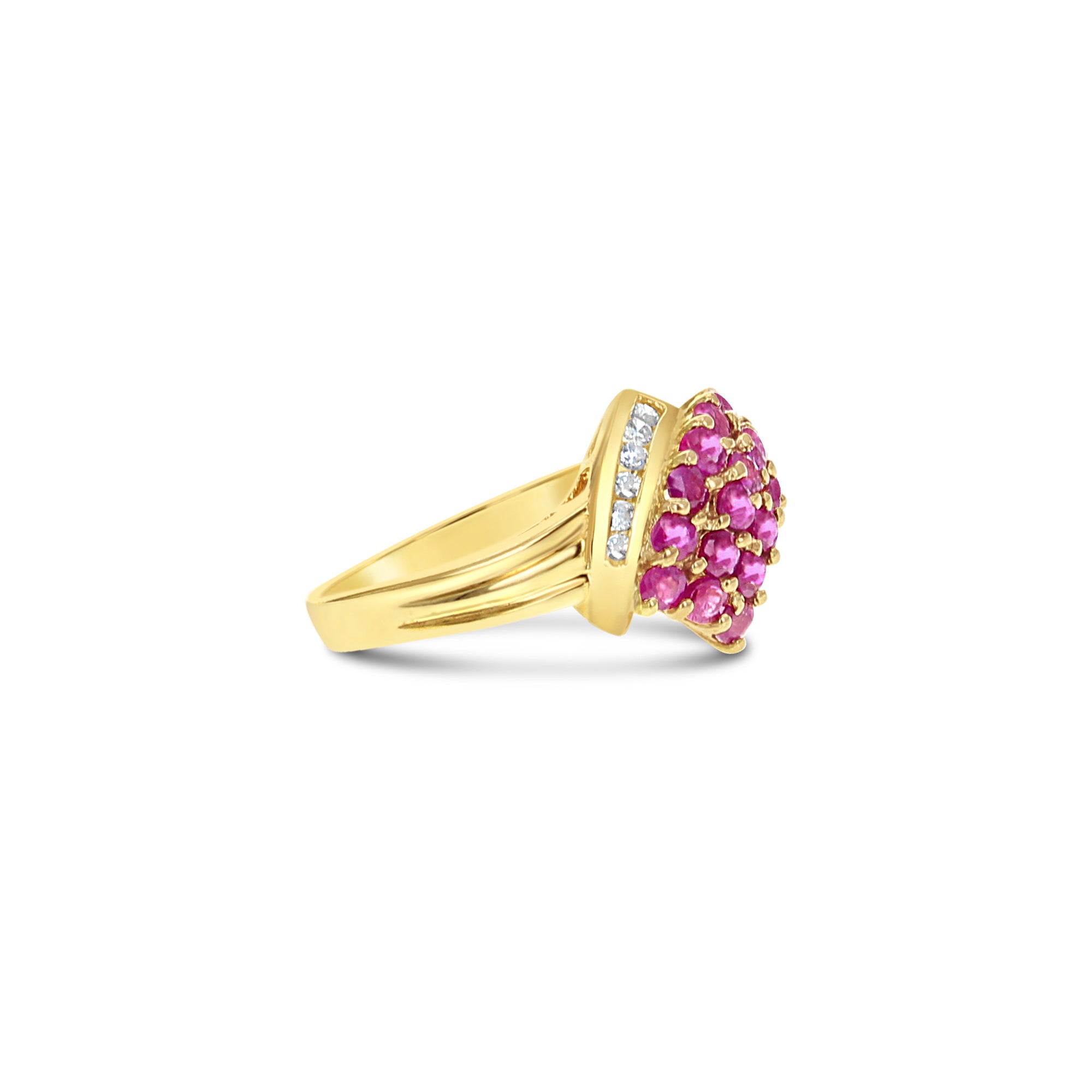 Anillo de diamantes con racimo de rubíes en oro amarillo de 14 k