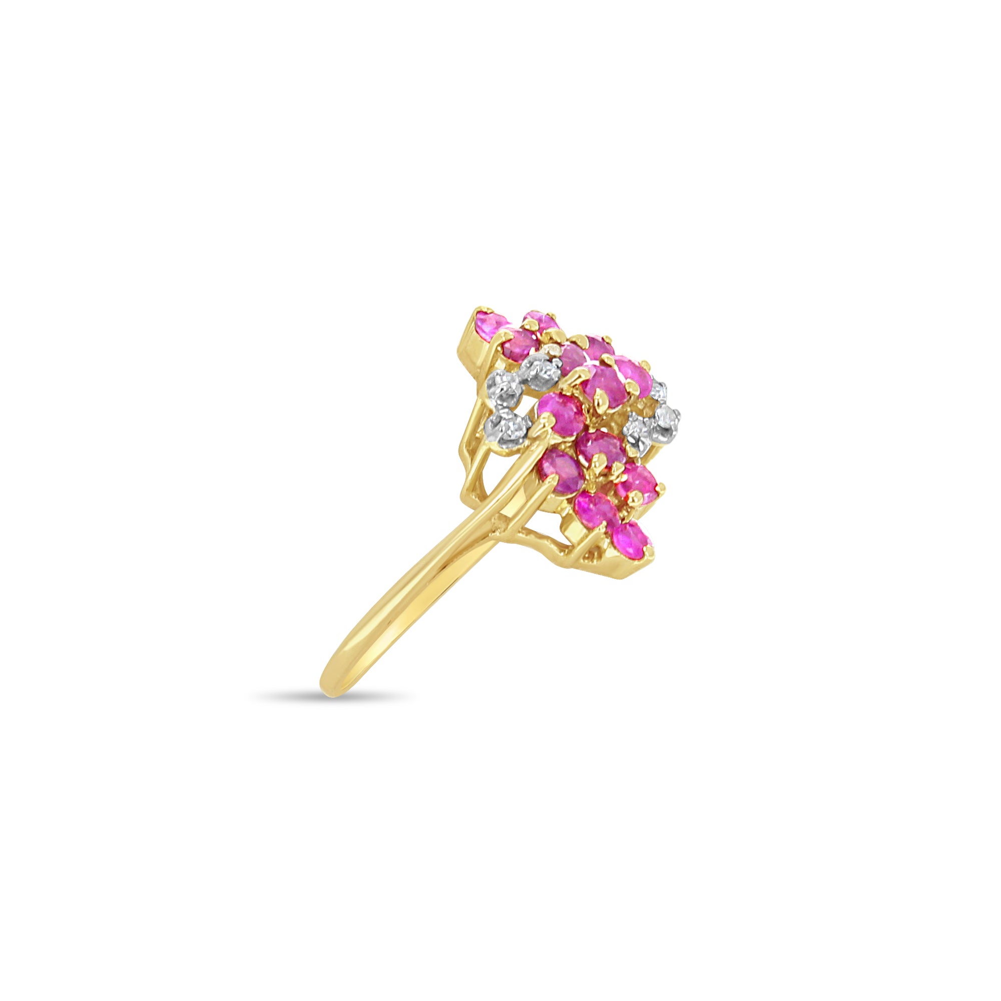 Anillo de cóctel con racimo de diamantes y rubíes en oro amarillo de 14 k