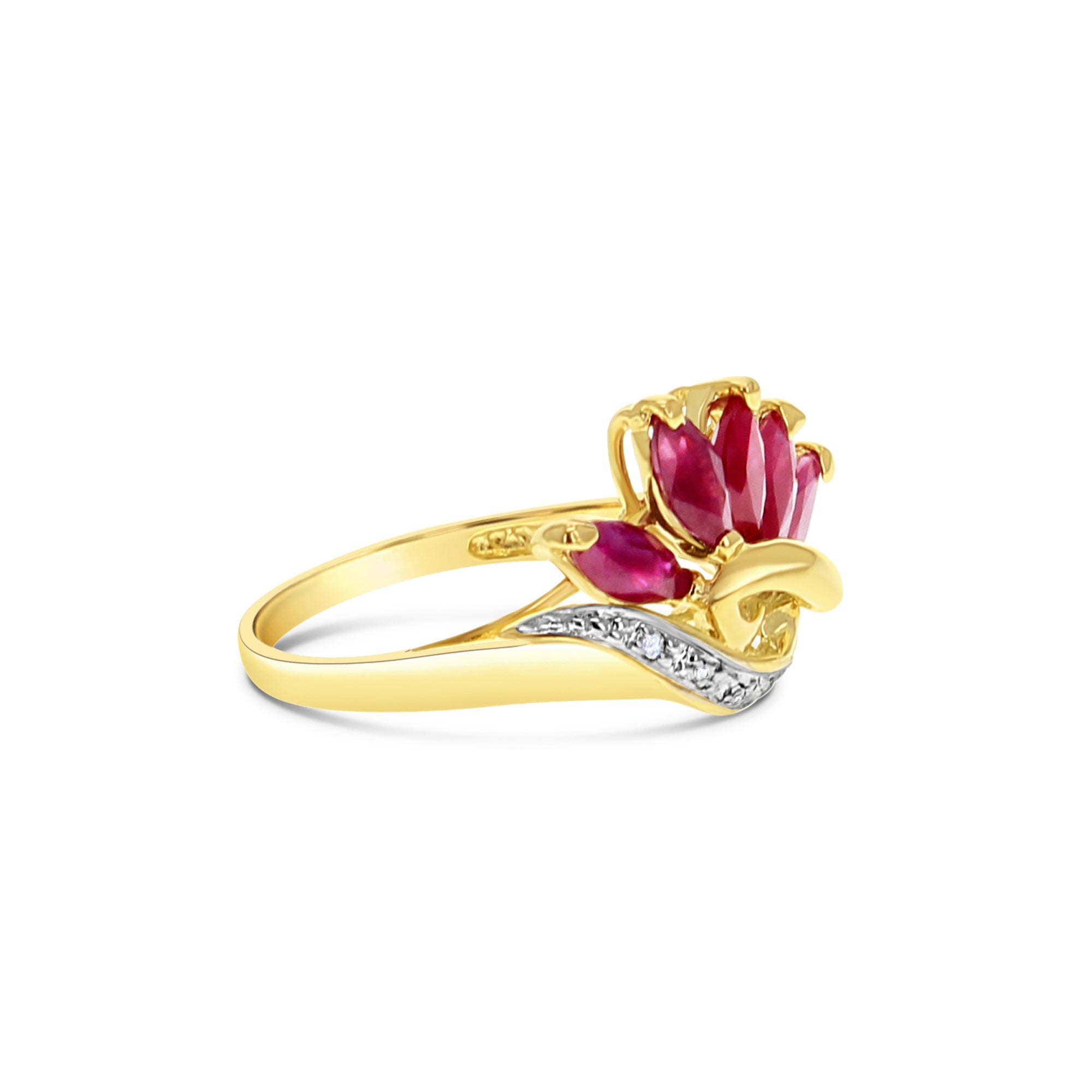 Anillo de diamantes y rubíes marquesa en oro amarillo de 14 k