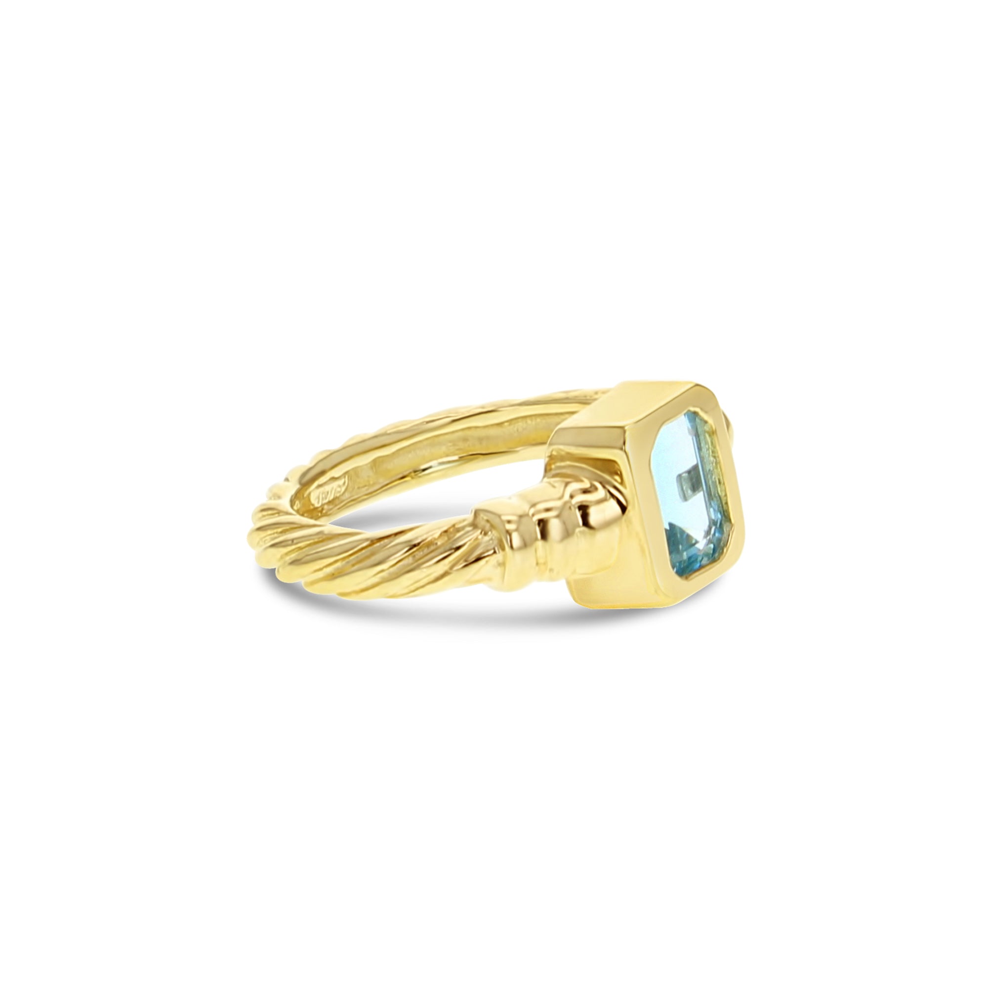 Anillo solitario de topacio azul con corte esmeralda y banda de cuerda