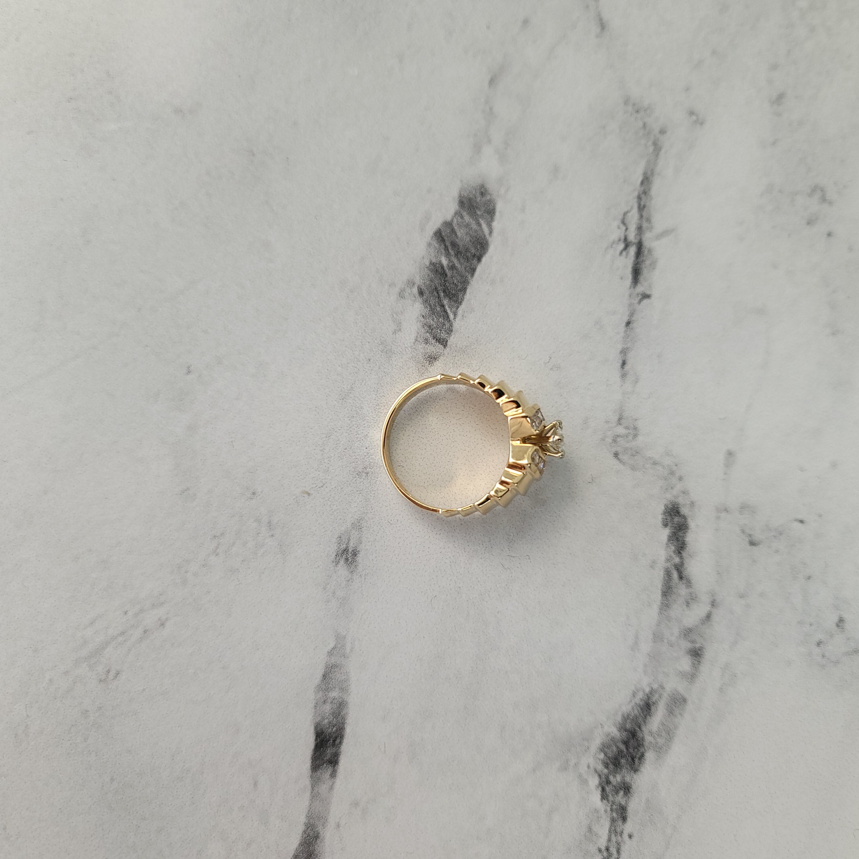 Anillo de compromiso con centro marquesa y detalle de diamantes