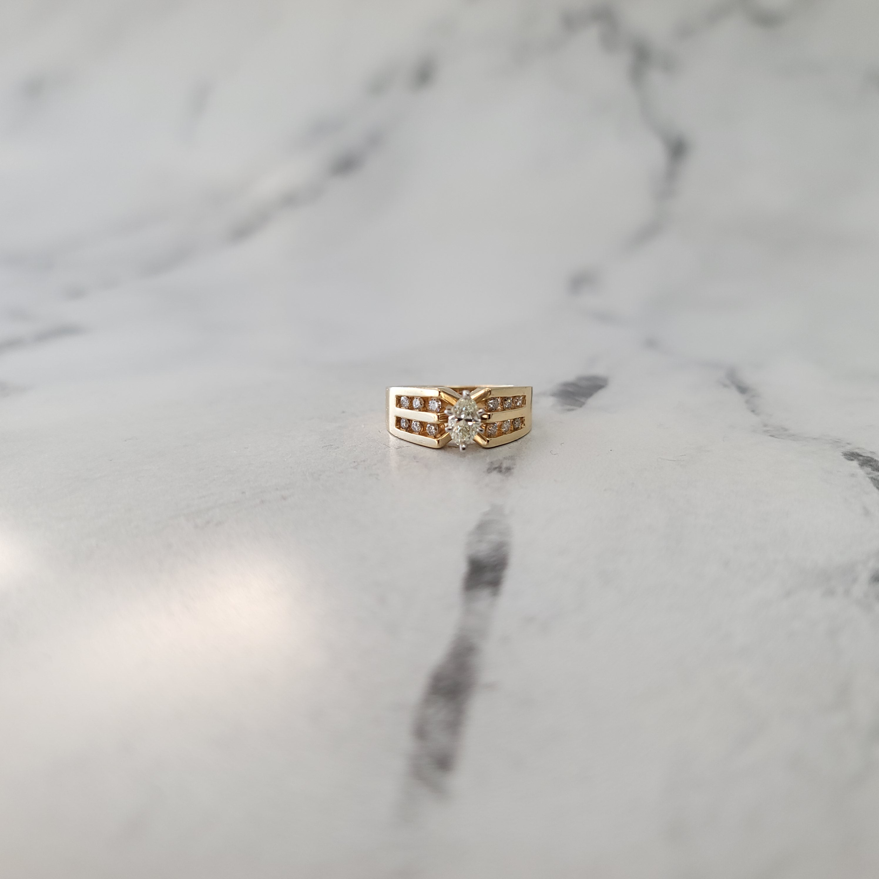 Centro de diamantes en forma de marquesa con dos filas de detalles de diamantes