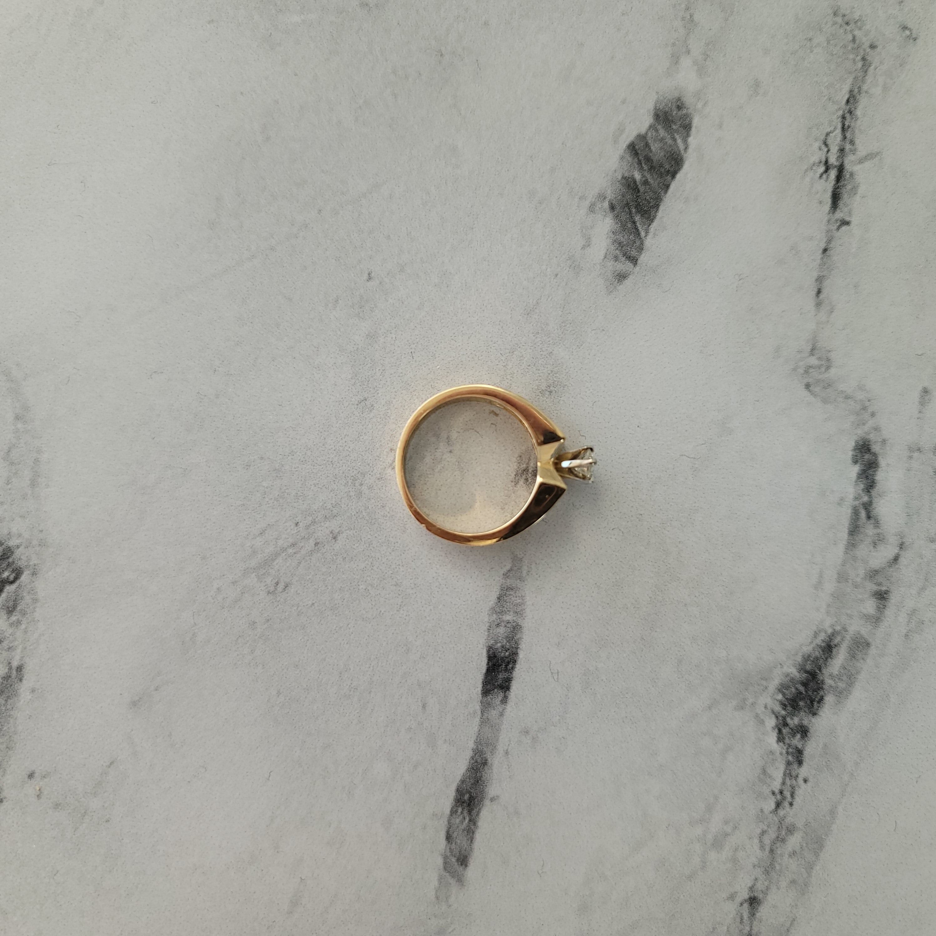 Centro de diamantes en forma de marquesa con dos filas de detalles de diamantes