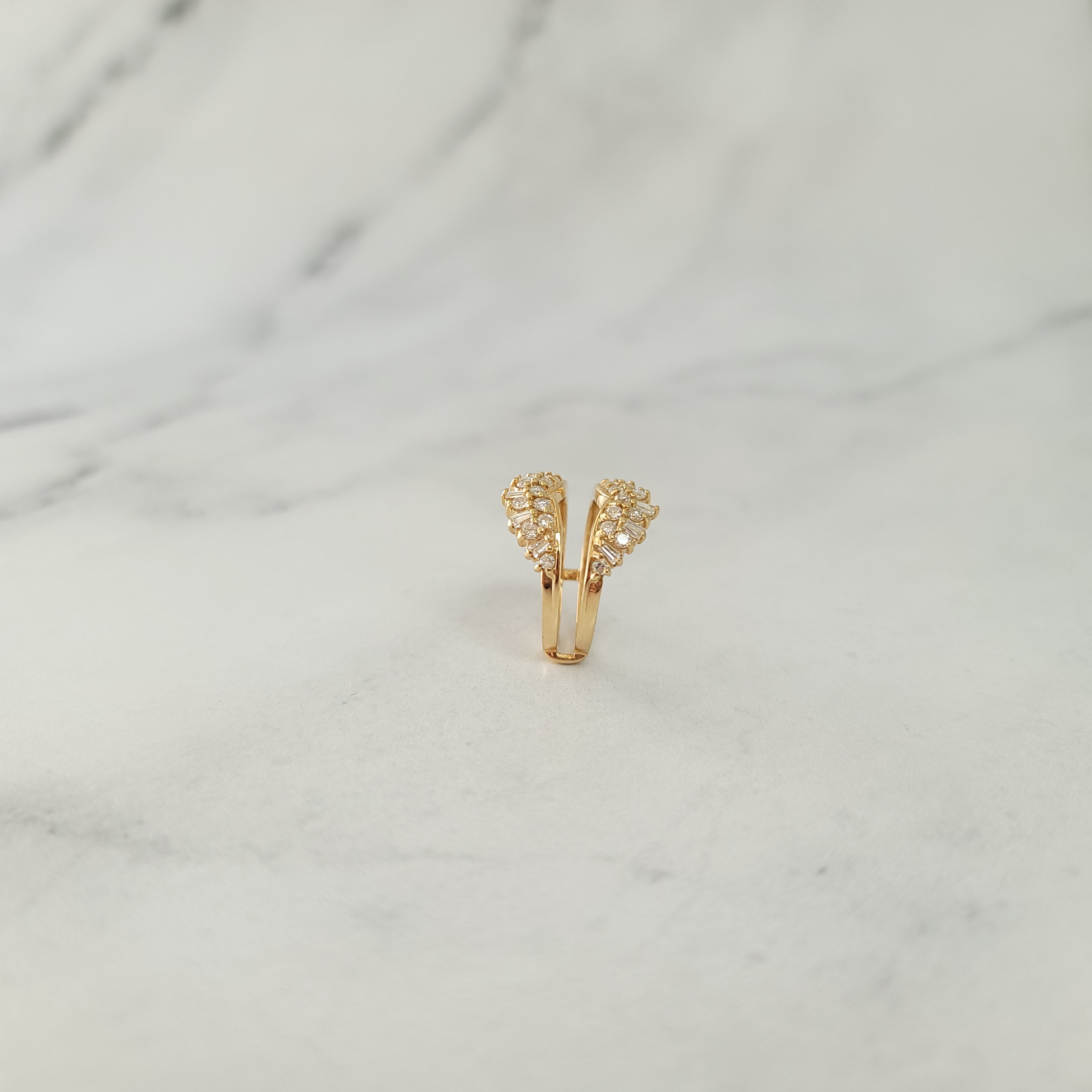 Realzador de anillo con racimo de baguette de un quilate