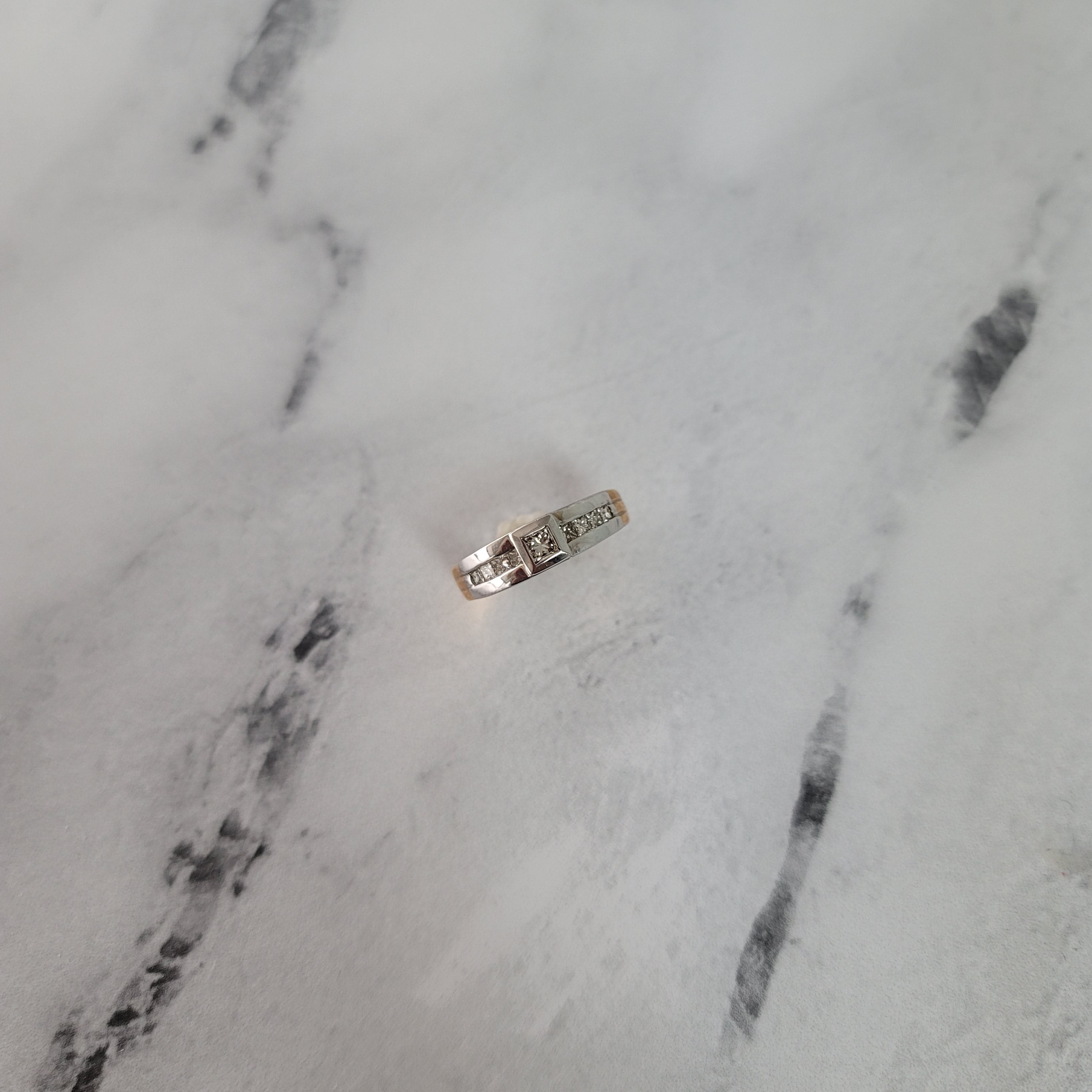 Alianza de boda con diamantes de talla princesa de dos tonos