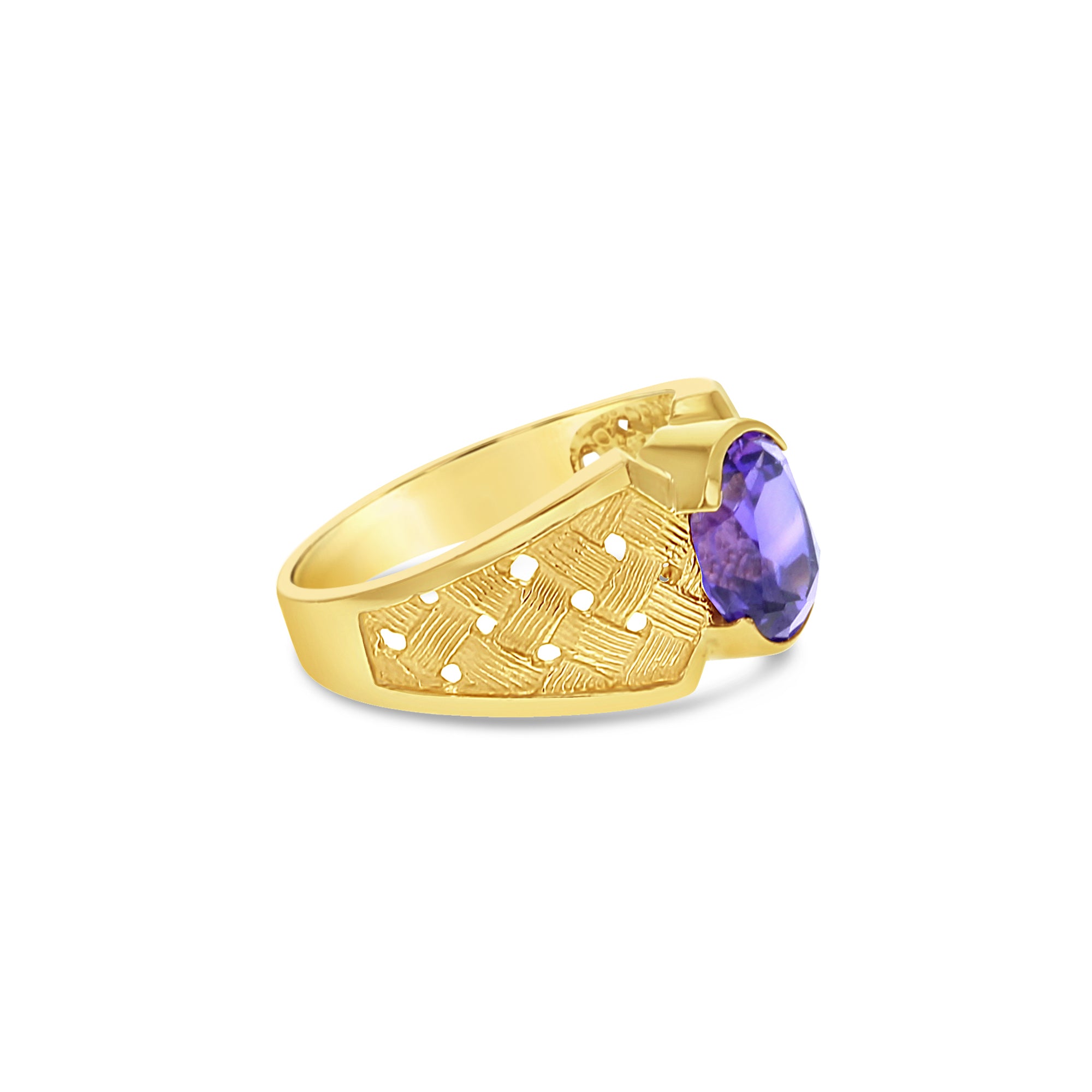 Anillo de amatista ovalada con banda de tejido de canasta en oro amarillo de 14 k