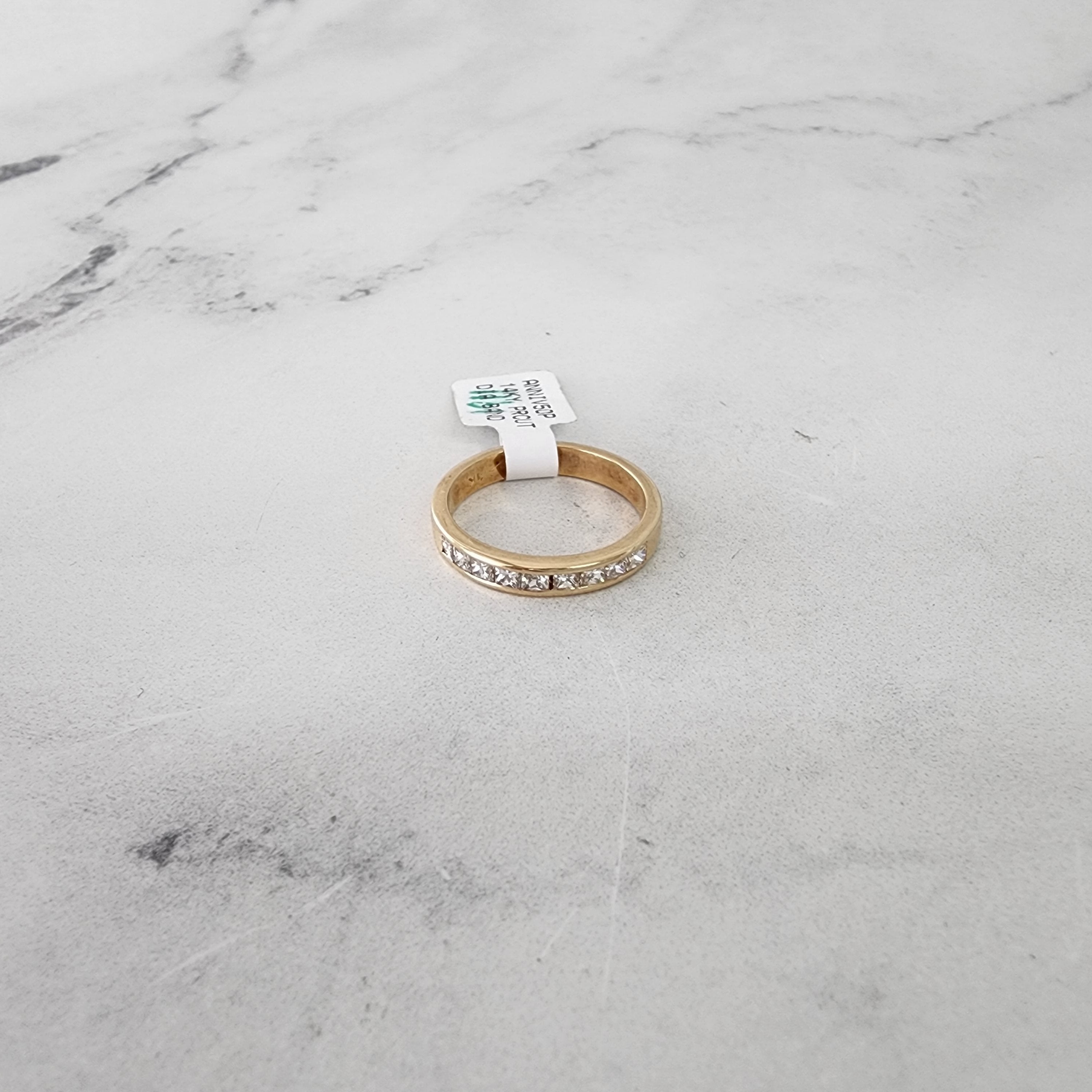 Alianza de boda con diamantes de talla princesa de 3 mm en oro amarillo de 14 k