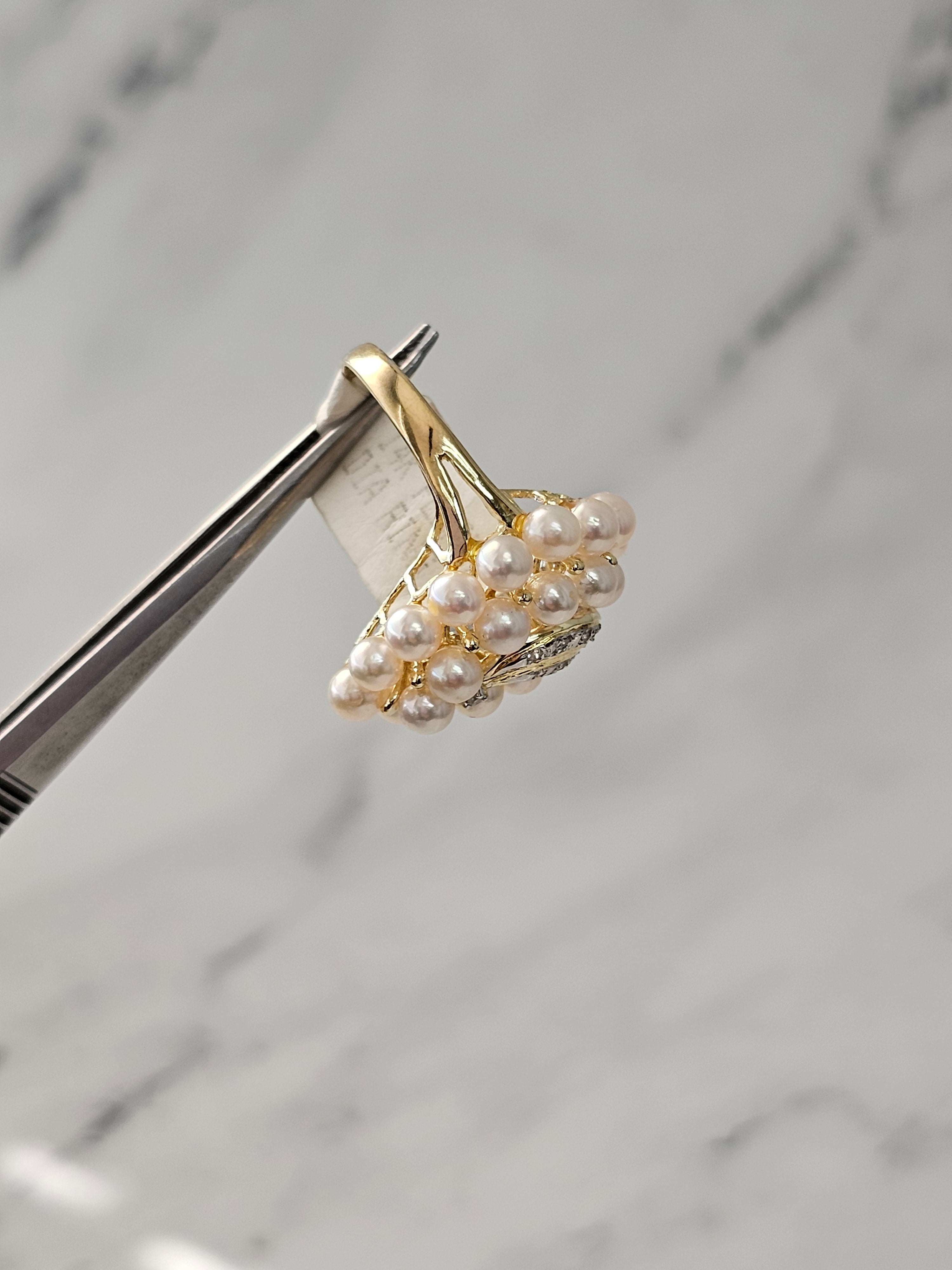Anillo de perlas grandes con detalles de diamantes en oro amarillo de 14 k