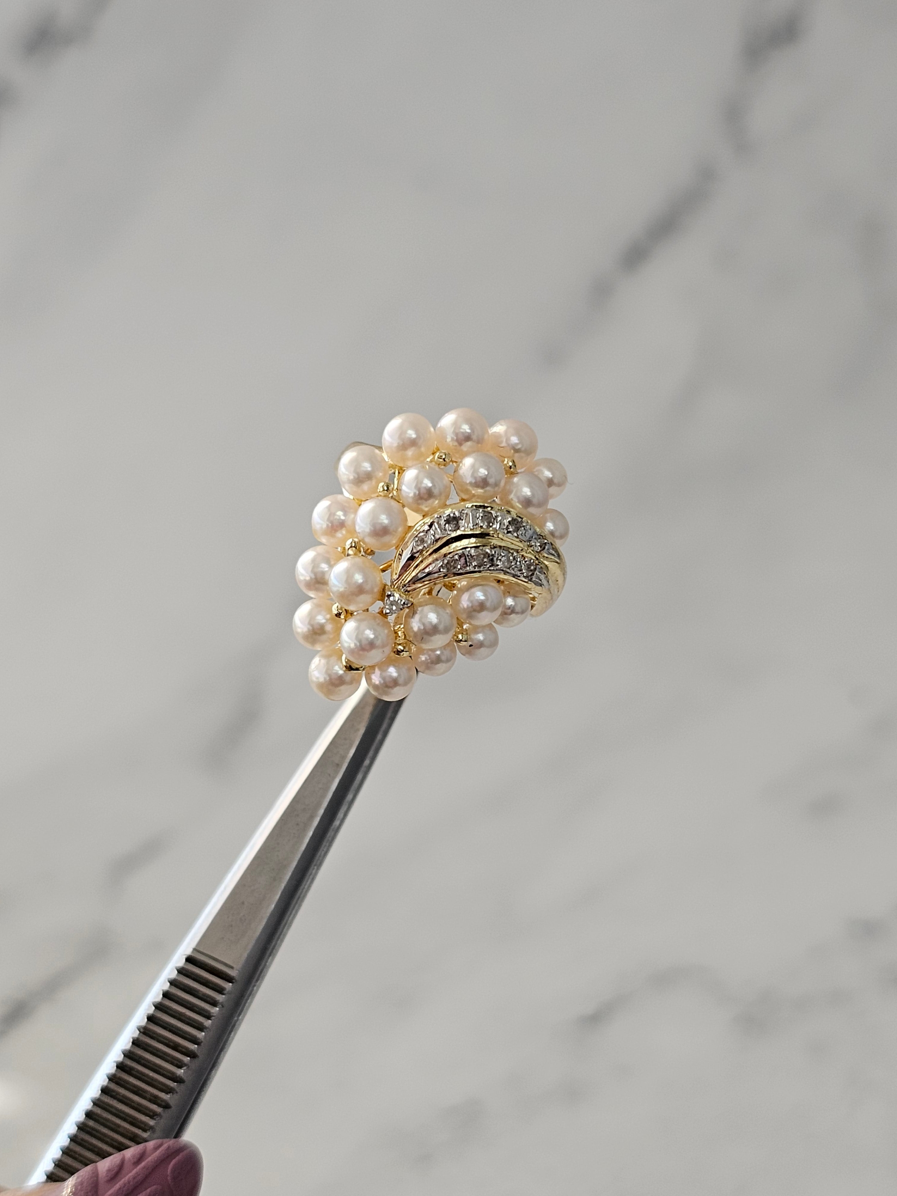 Anillo de perlas grandes con detalles de diamantes en oro amarillo de 14 k
