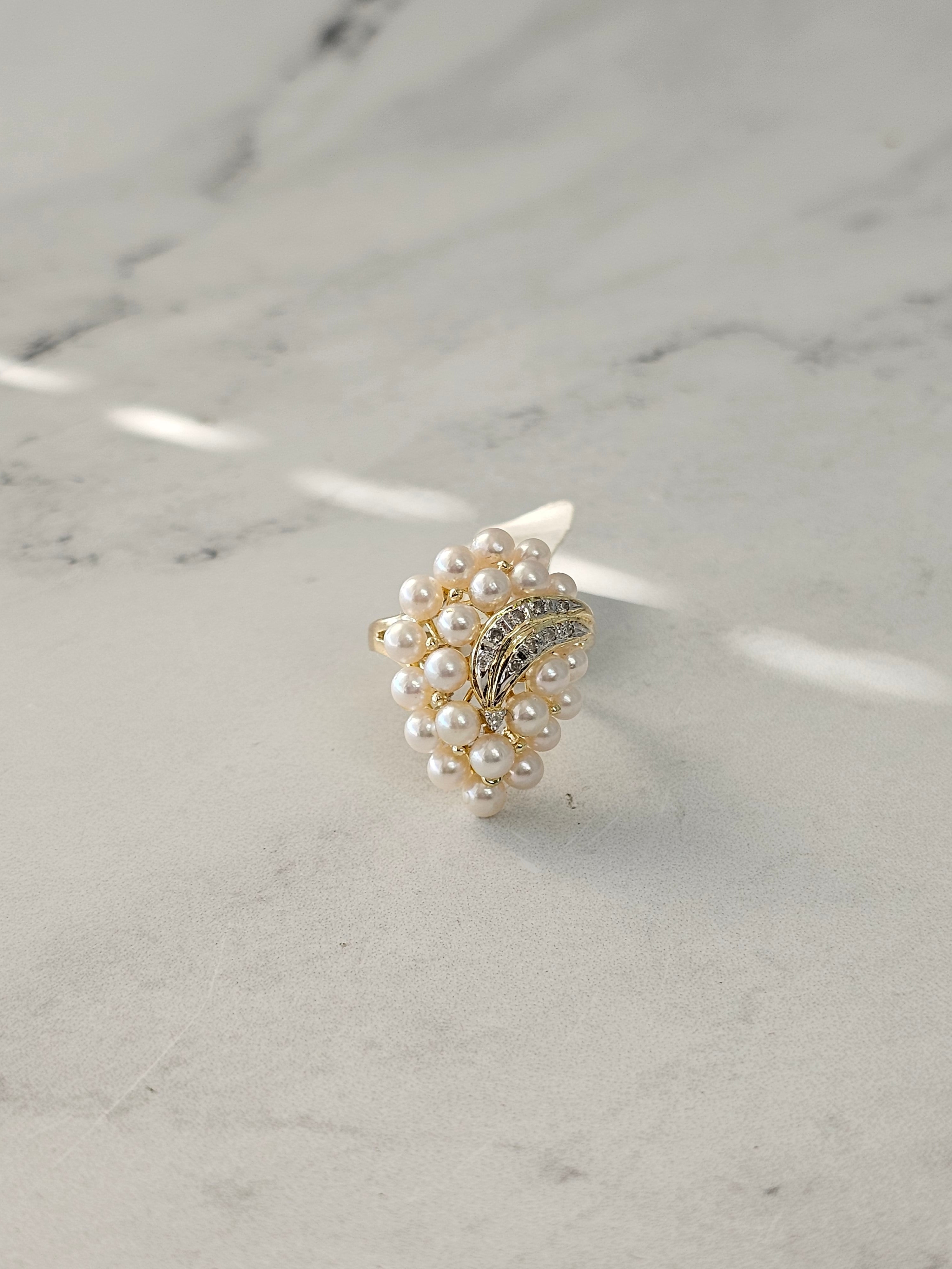 Anillo de perlas grandes con detalles de diamantes en oro amarillo de 14 k