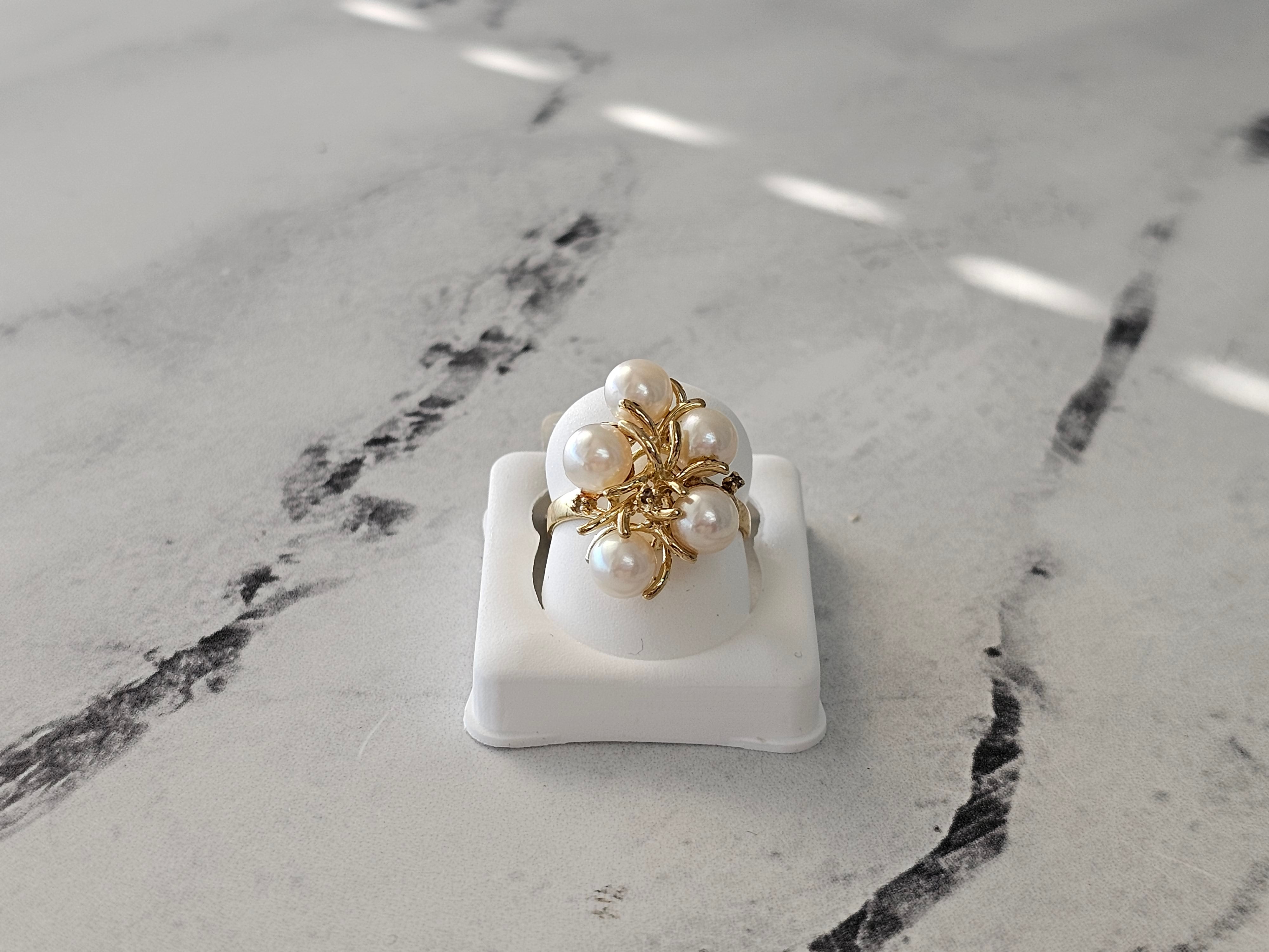Anillo de racimo de perlas con detalles de diamantes en oro amarillo de 14 k