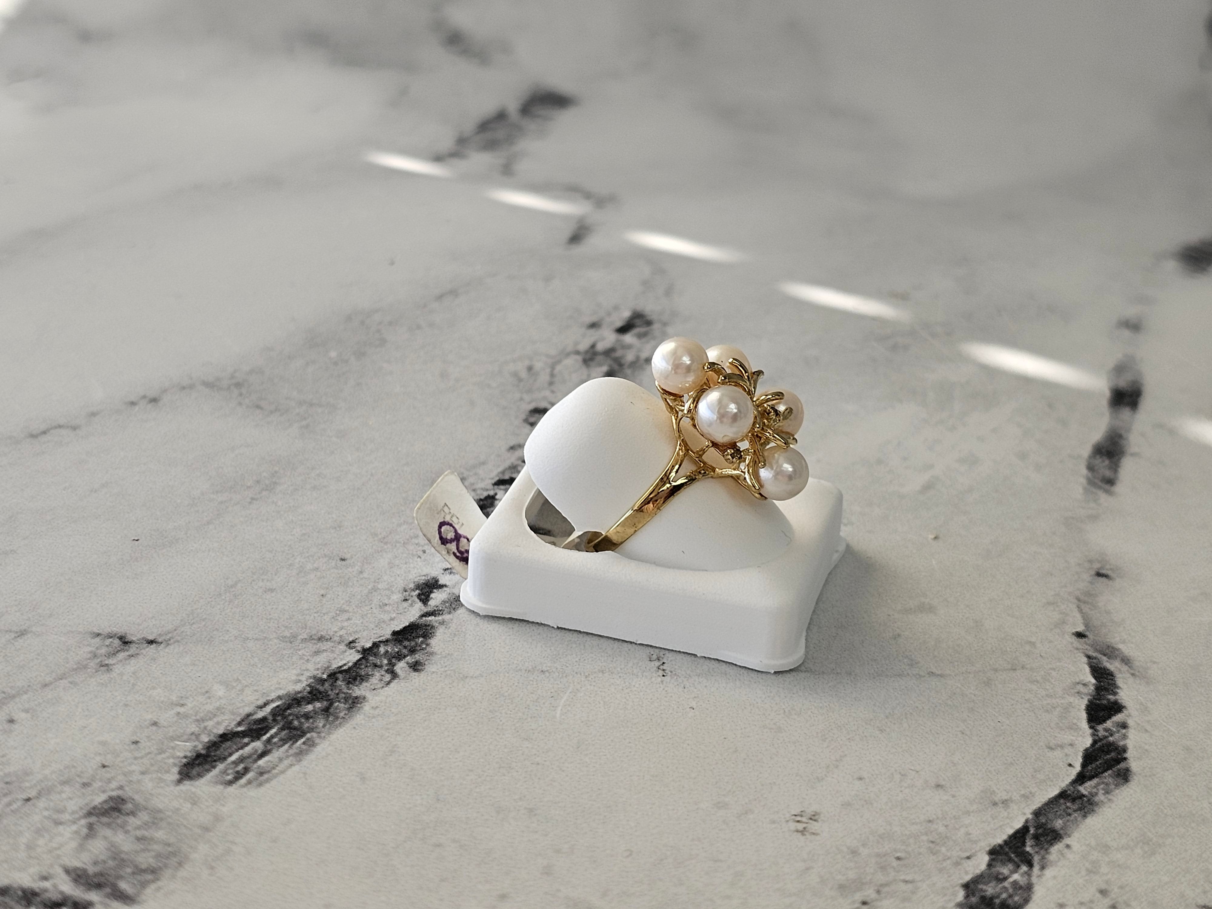 Anillo de racimo de perlas con detalles de diamantes en oro amarillo de 14 k