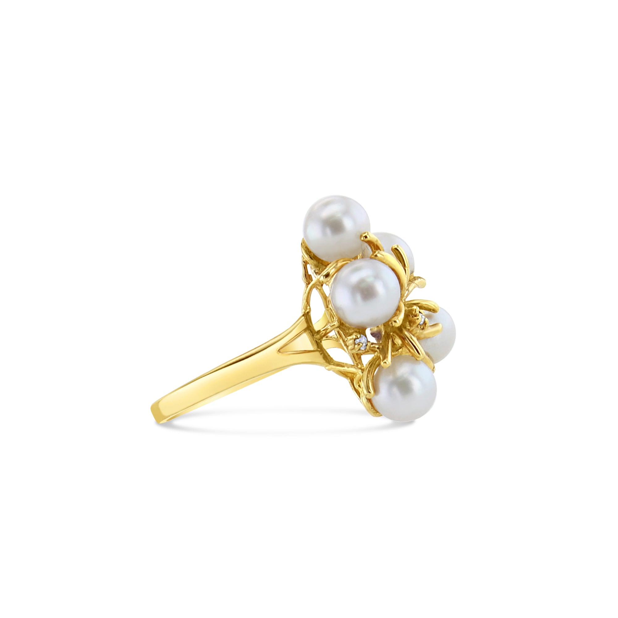 Anillo de racimo de perlas con detalles de diamantes en oro amarillo de 14 k