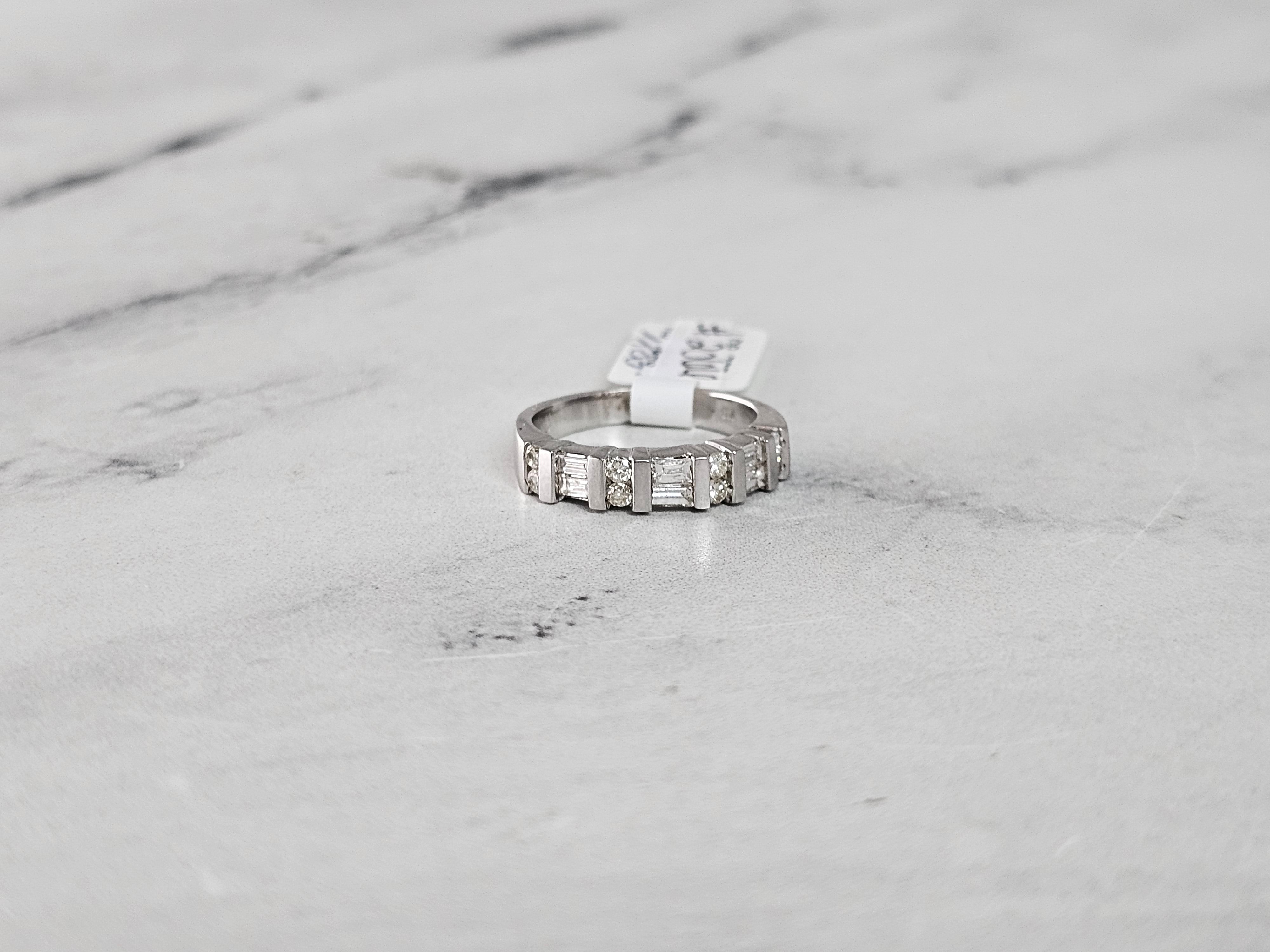 Alianza de bodas con diamantes de talla baguette en oro blanco de 14 k