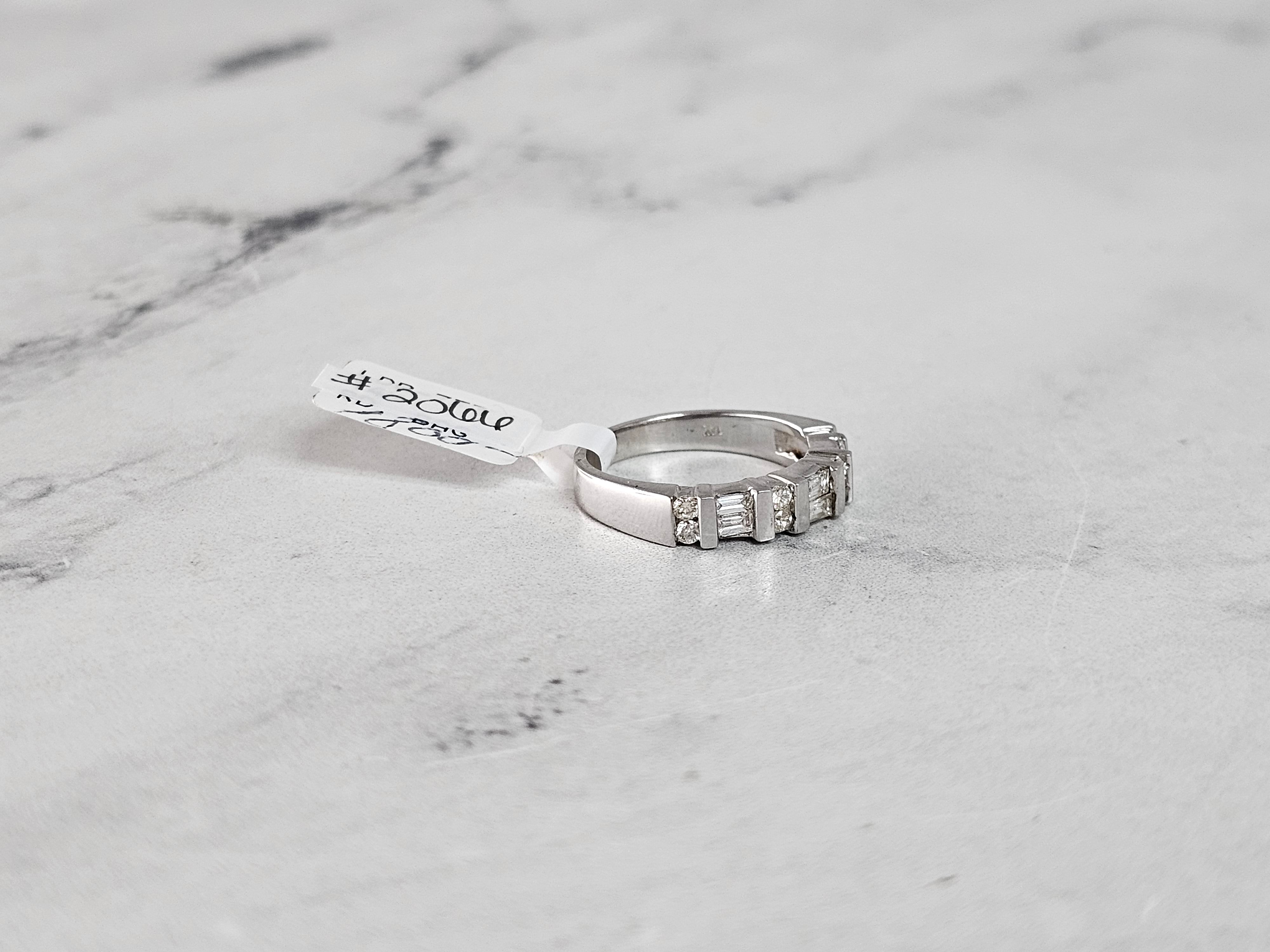 Alianza de bodas con diamantes de talla baguette en oro blanco de 14 k