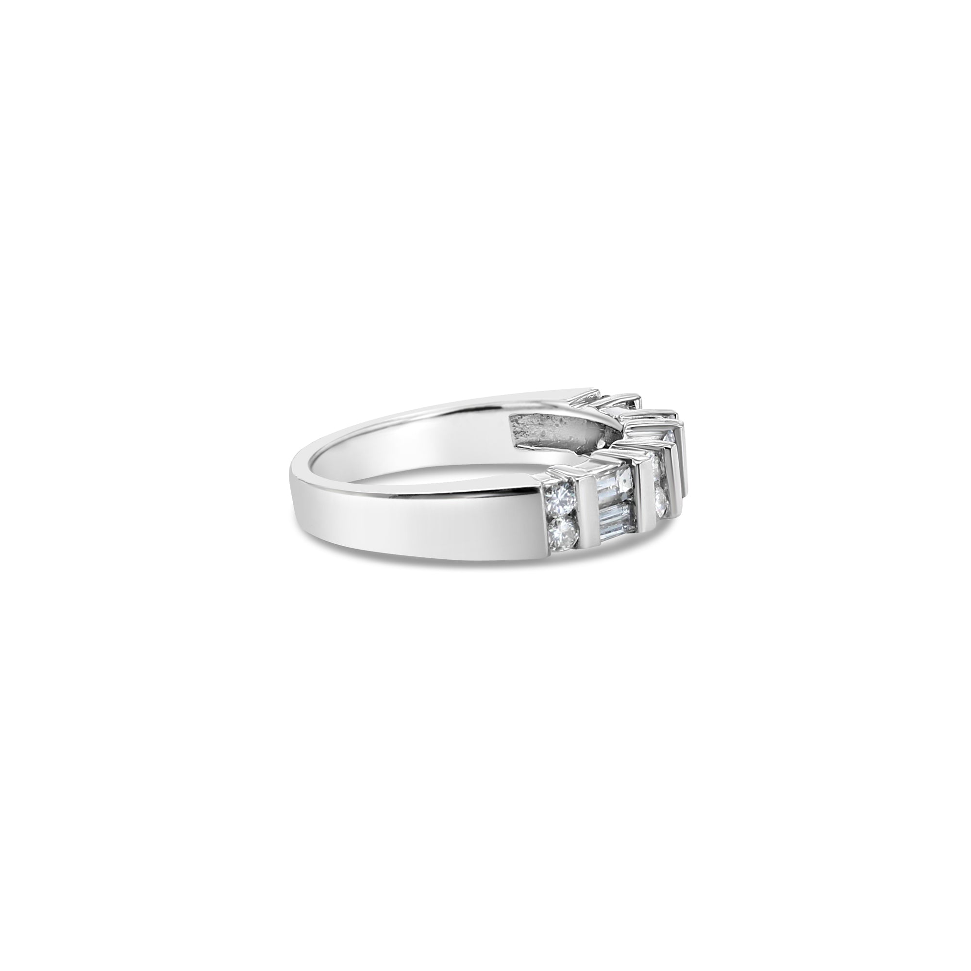 Alianza de bodas con diamantes de talla baguette en oro blanco de 14 k