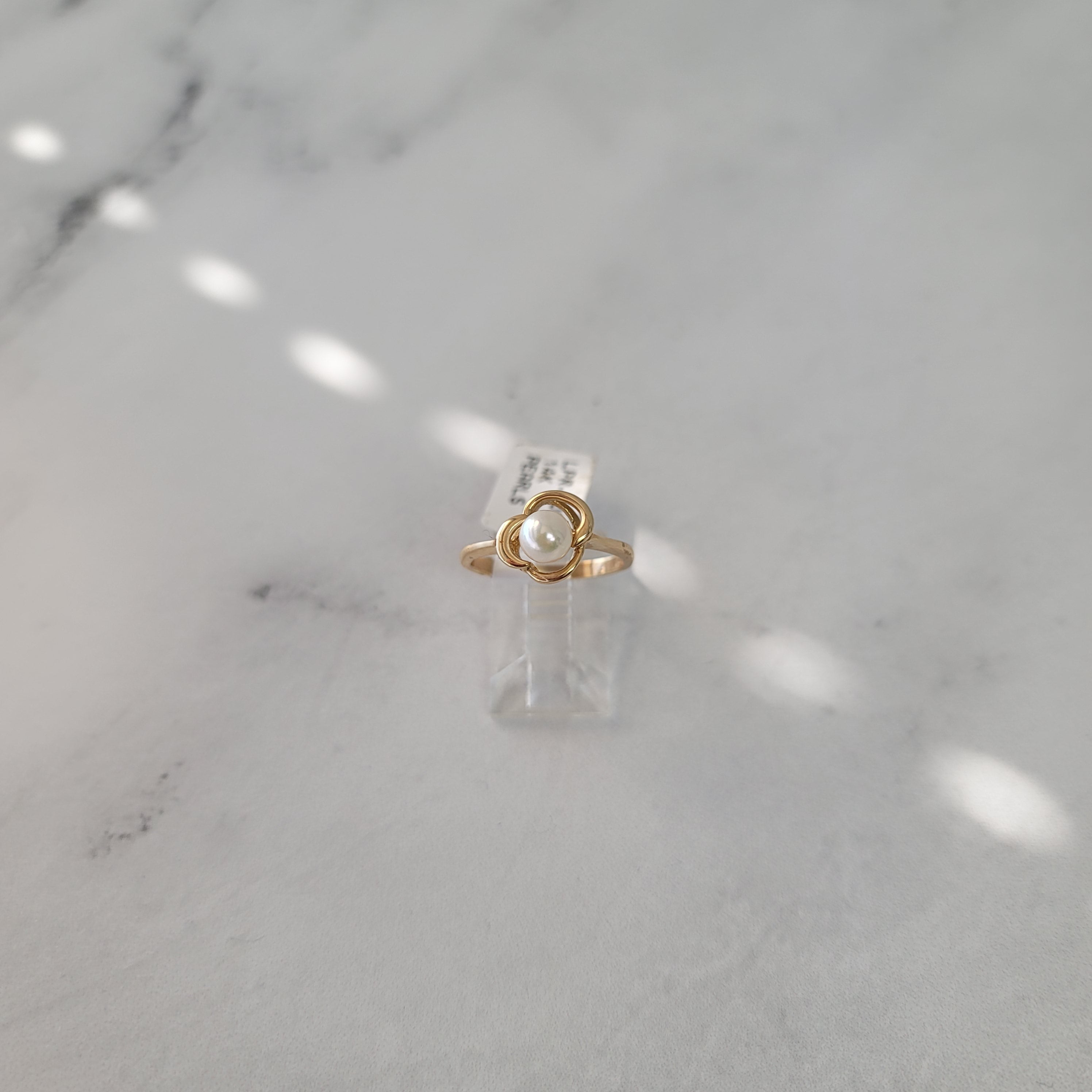 Anillo de diamantes con perla cultivada en solitario y diseño floral en oro amarillo de 14 k