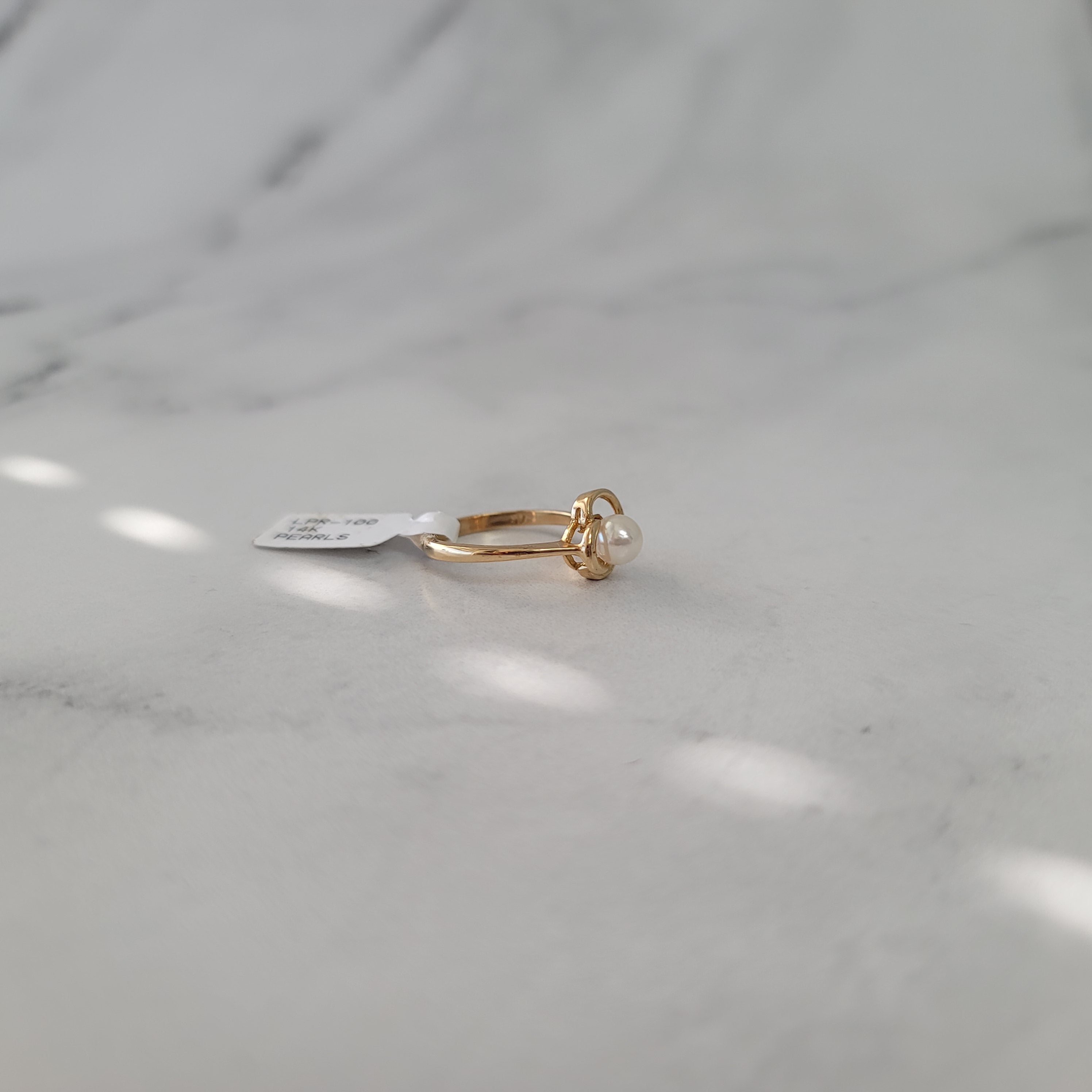 Anillo de diamantes con perla cultivada en solitario y diseño floral en oro amarillo de 14 k