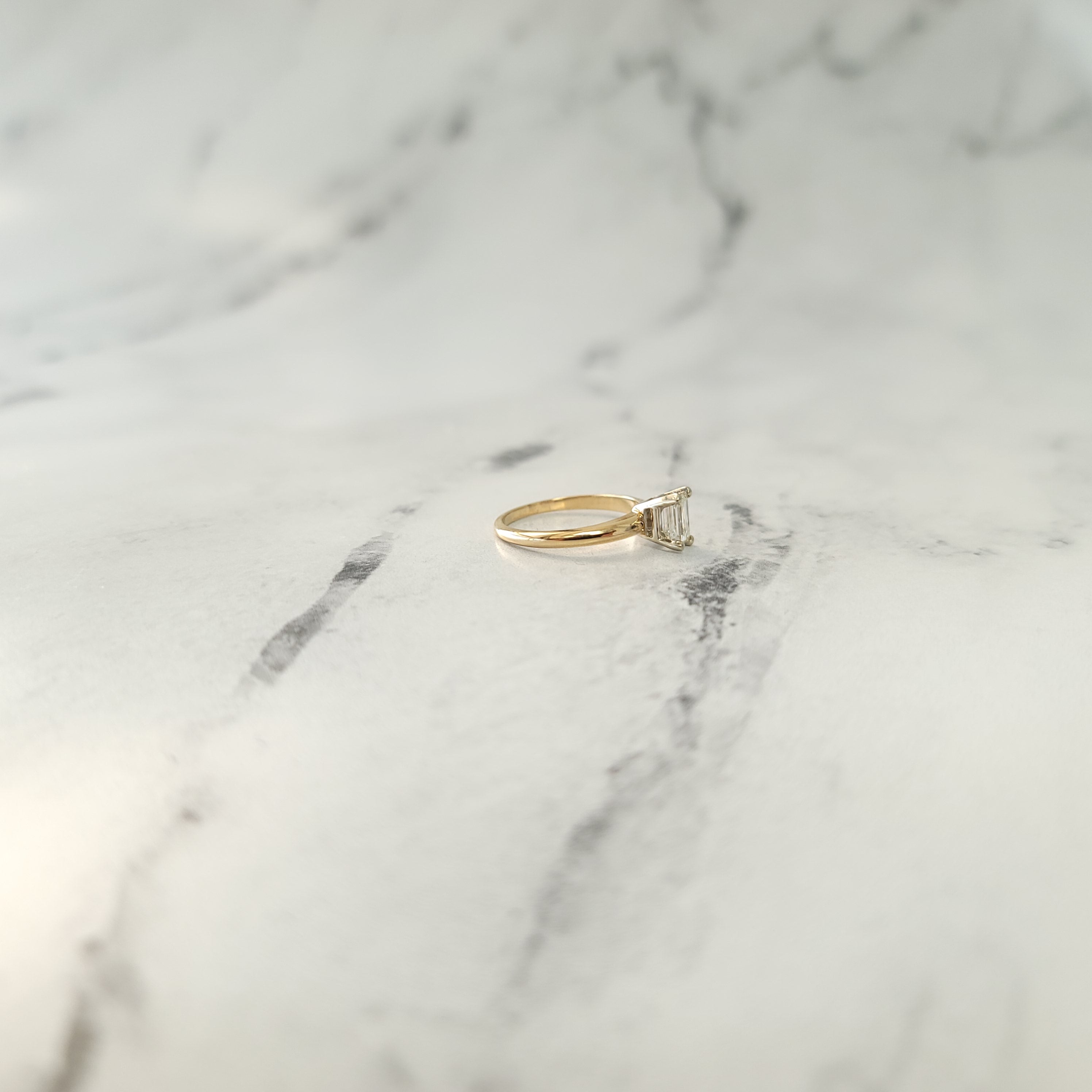 Anillo de compromiso solitario con diamante de talla esmeralda