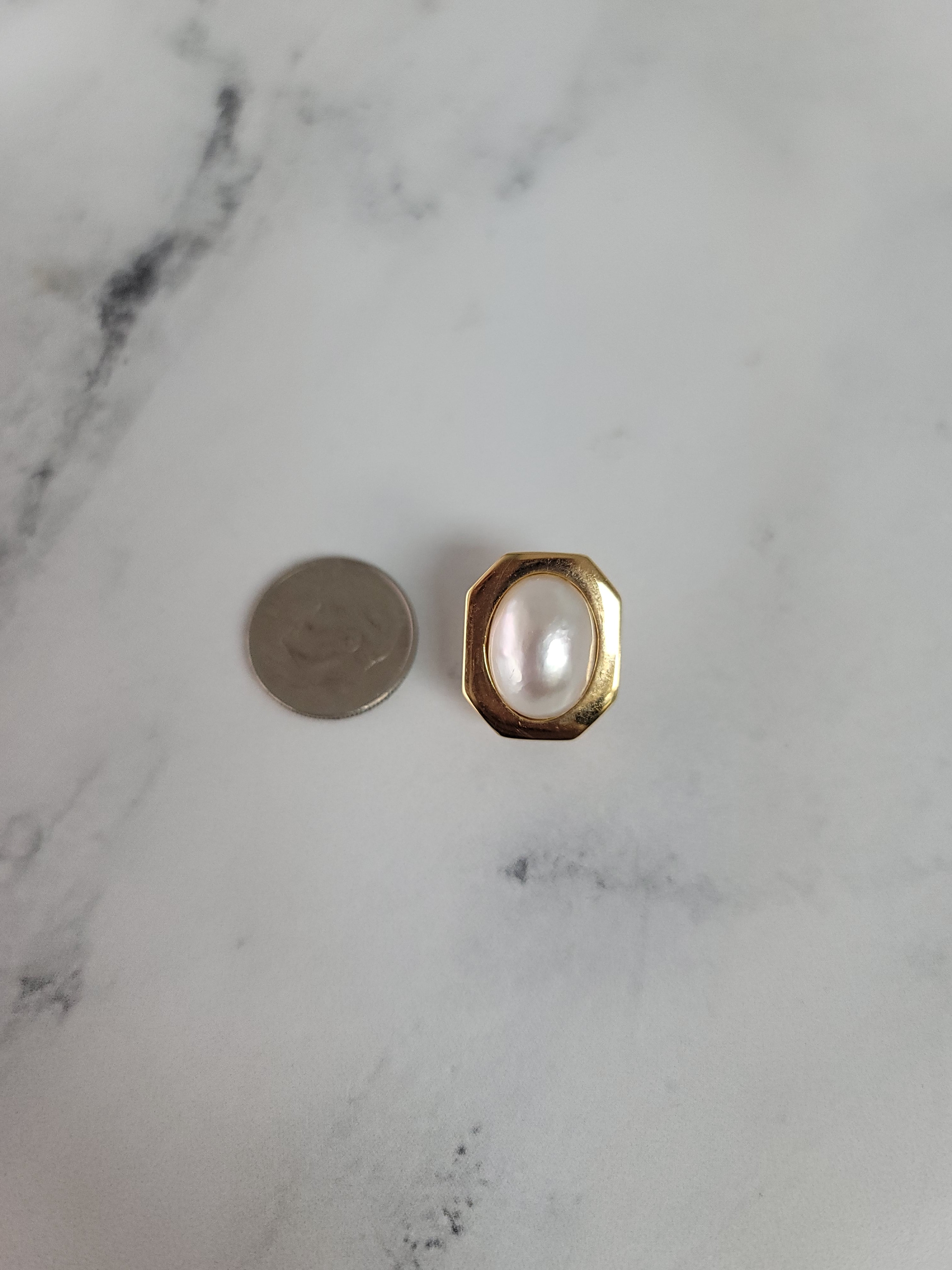Pendientes de perla Mabe ovalada con bisel octogonal pulido