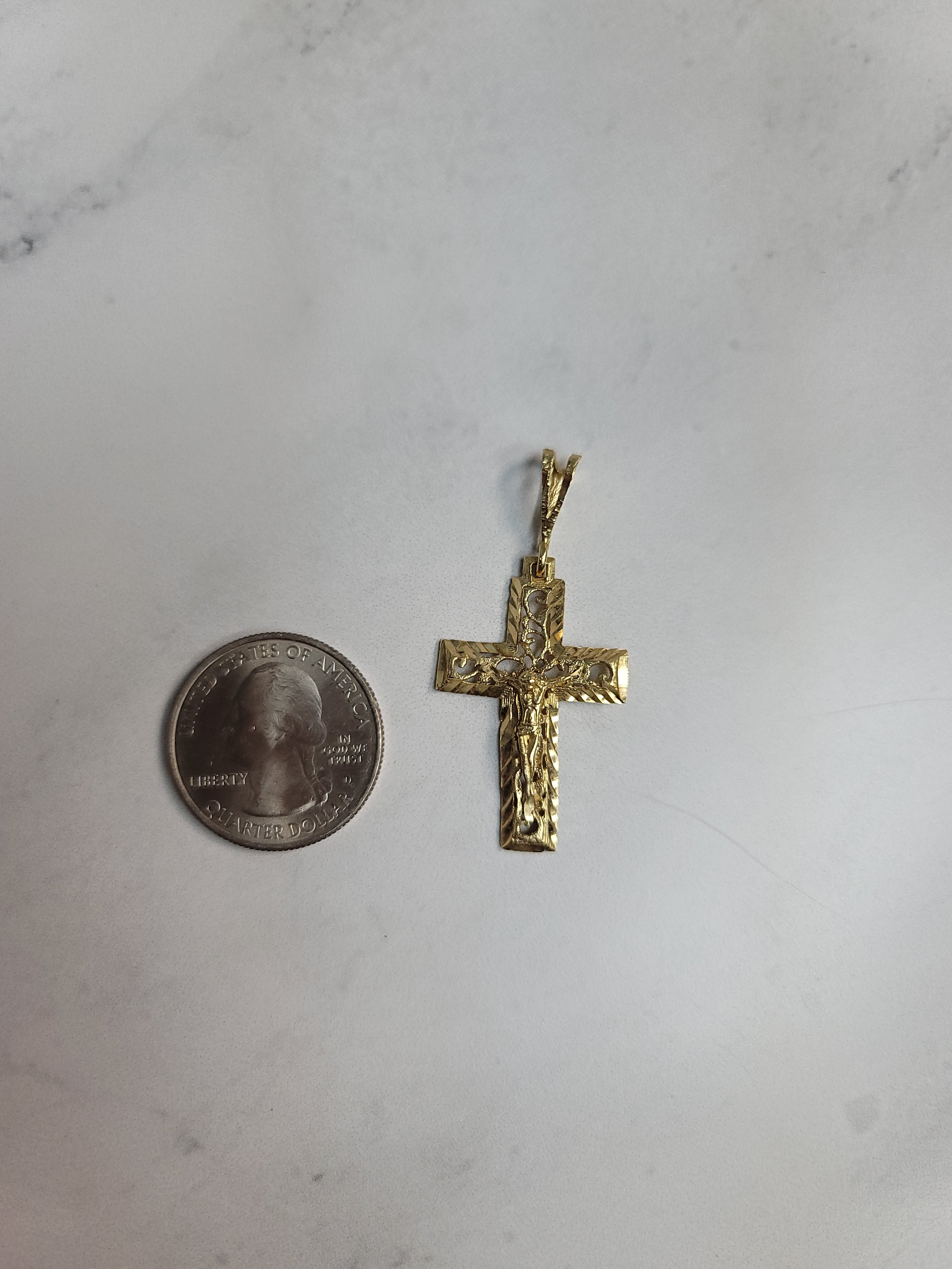 Crucifijo grande con cortes de diamantes en oro amarillo de 14 k