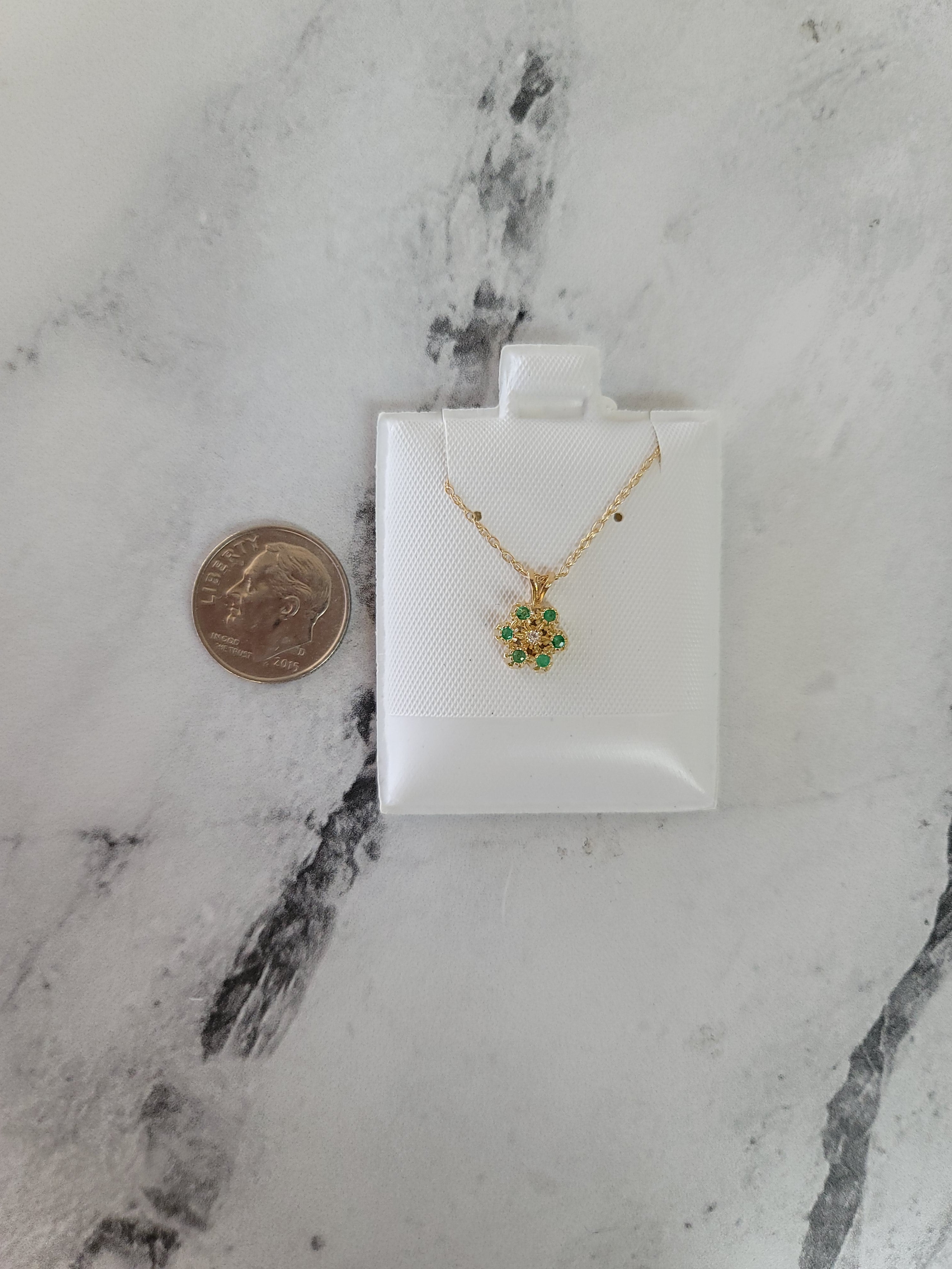 Collar de esmeraldas y diamantes en forma de flor pequeña