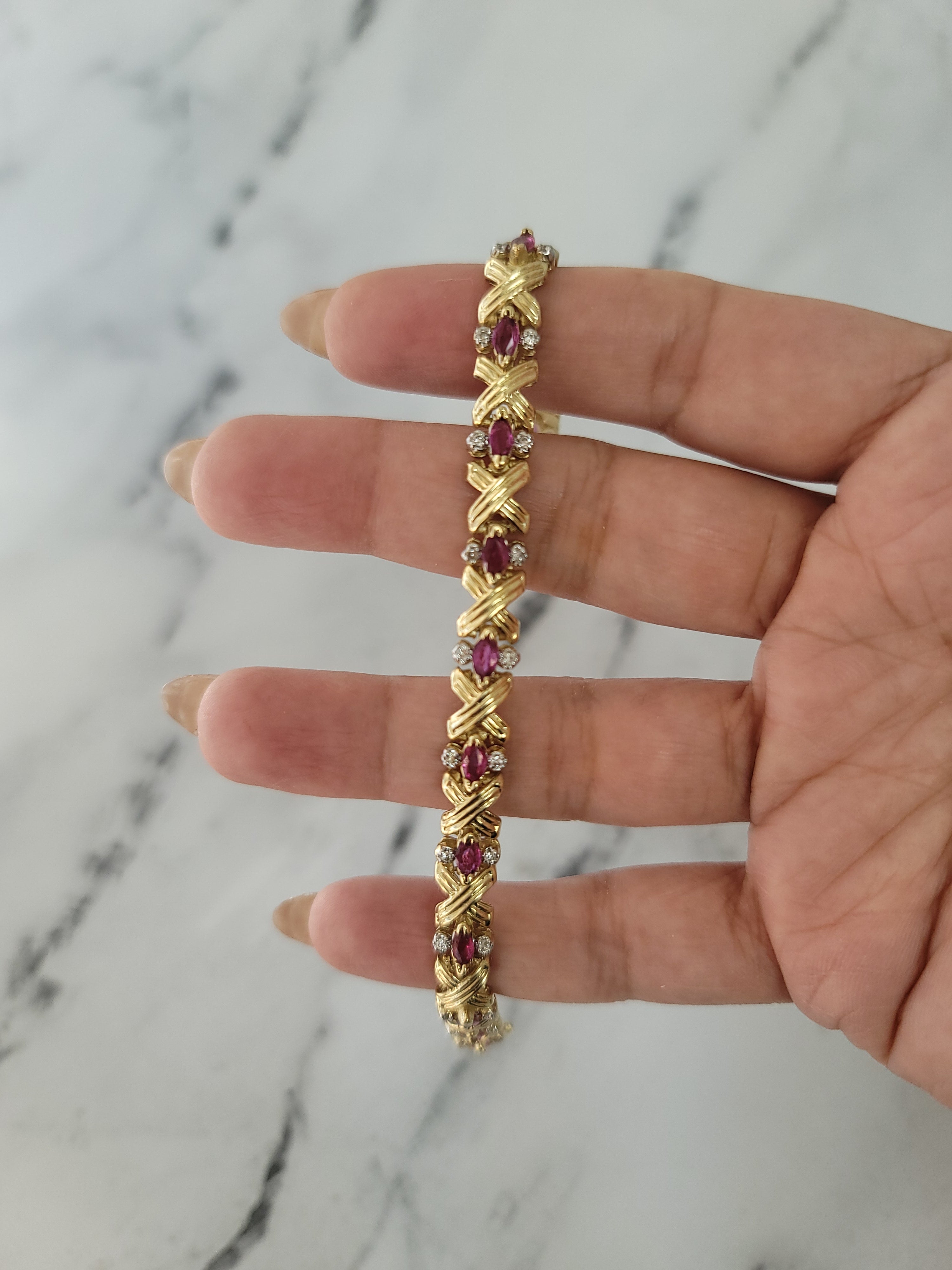 Pulsera de tenis con rubí marquesa de 2 quilates y detalles de diamantes