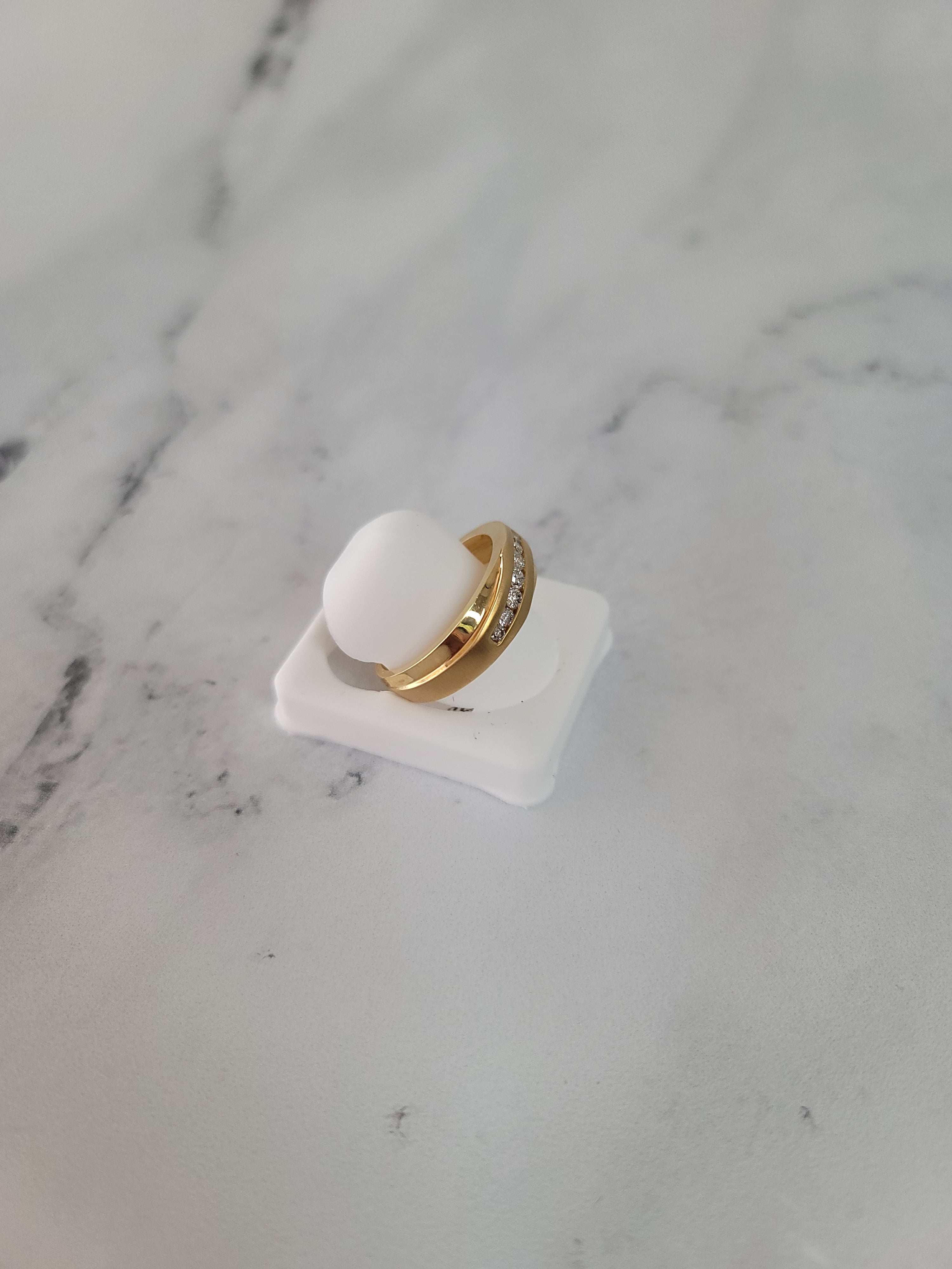 Alianza de boda para hombre con diamantes en oro amarillo de 10 quilates