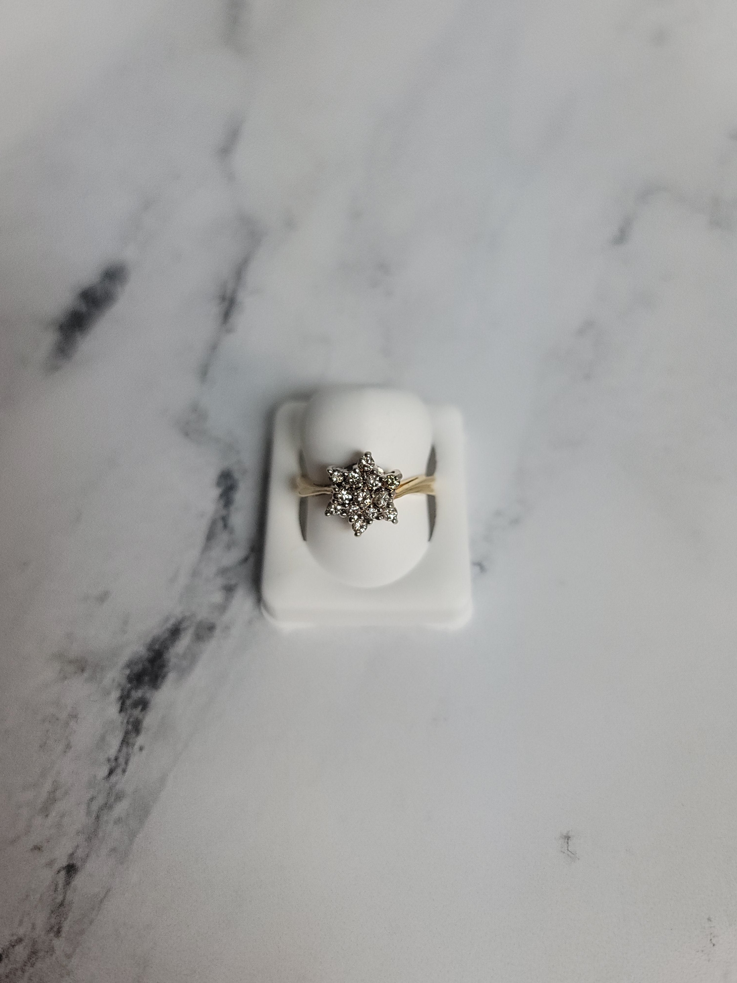 Anillo de diamantes en forma de estrella de 0,75 ct en oro amarillo de 14 k
