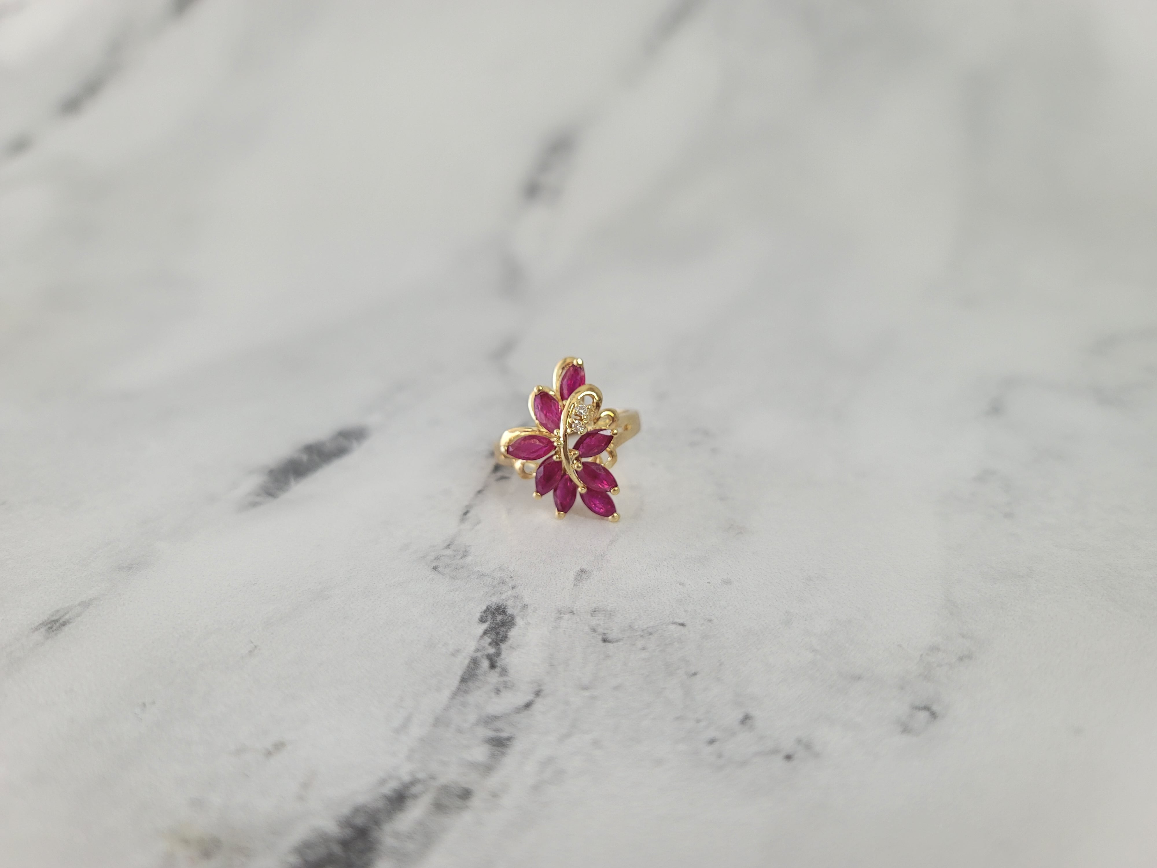 Anillo con hojas de rubí y flores en forma de marquesa en oro amarillo de 14 k