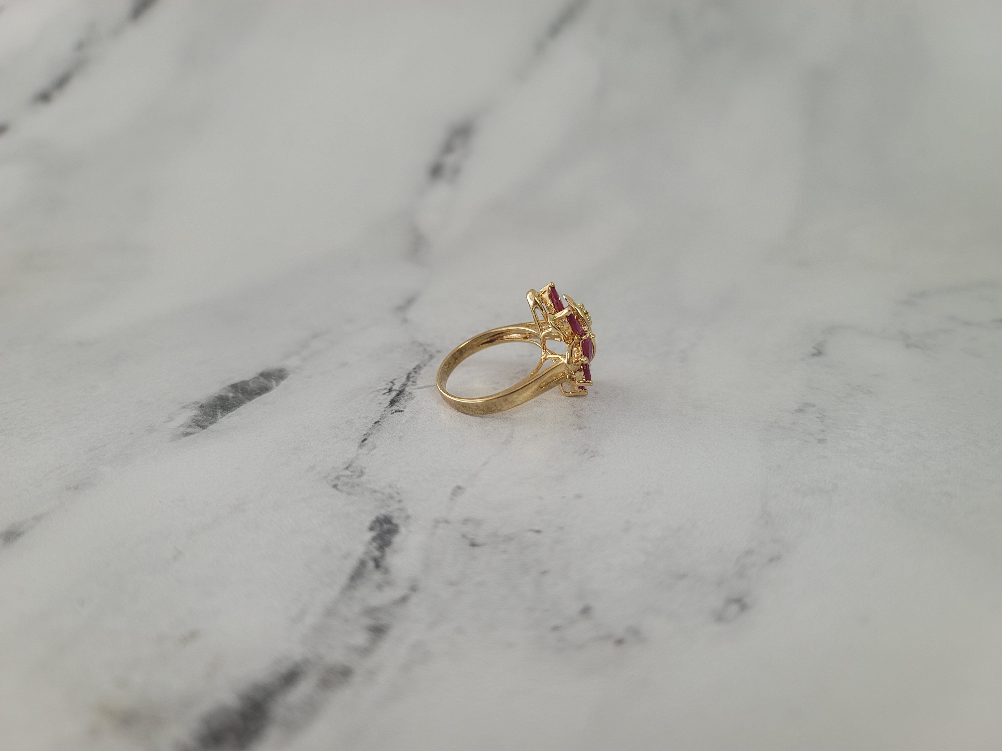 Anillo con hojas de rubí y flores en forma de marquesa en oro amarillo de 14 k