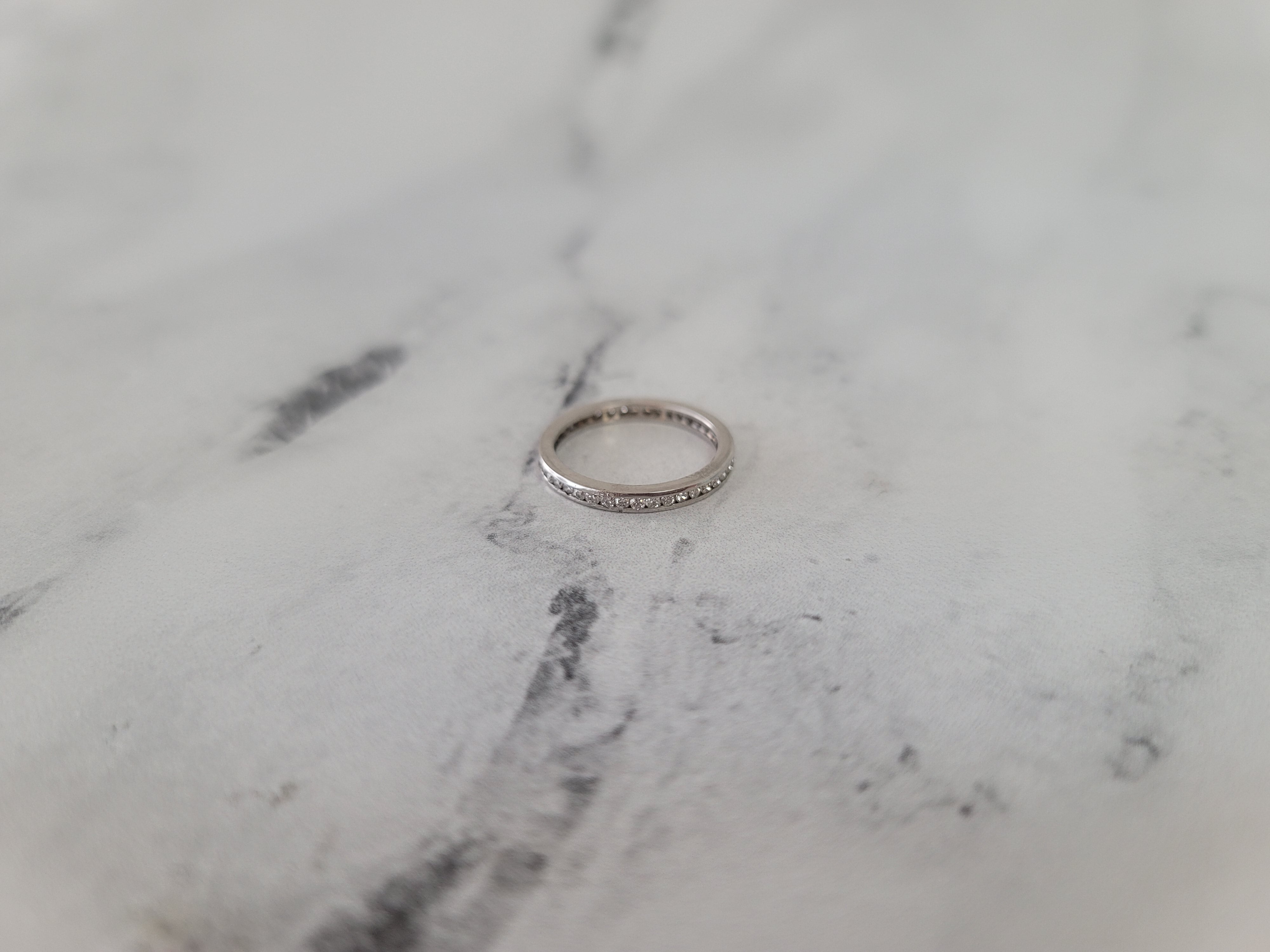 Alianza de boda con diamantes engastados en canal Eternity de 0,40 ct en oro blanco, rosa y amarillo de 14 k
