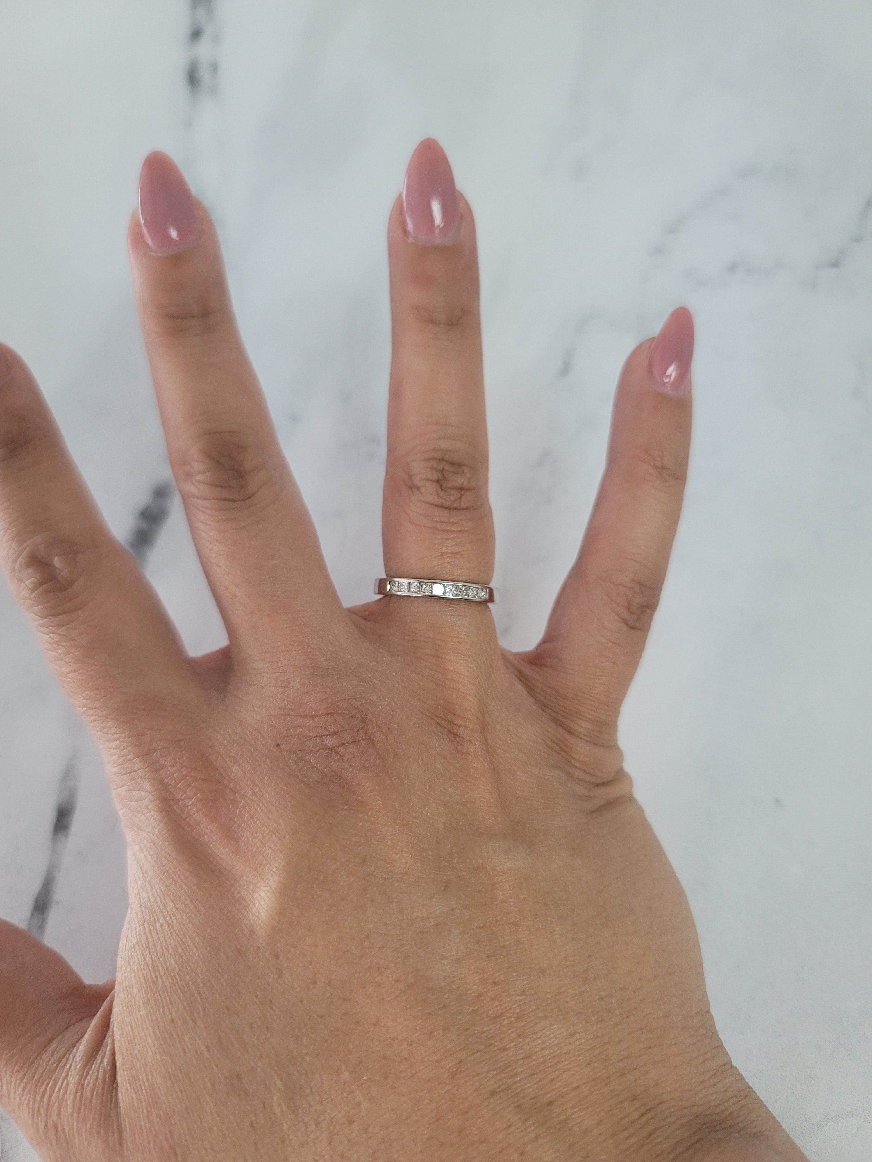 Alianza de boda con diamantes engastados en canal y talla princesa