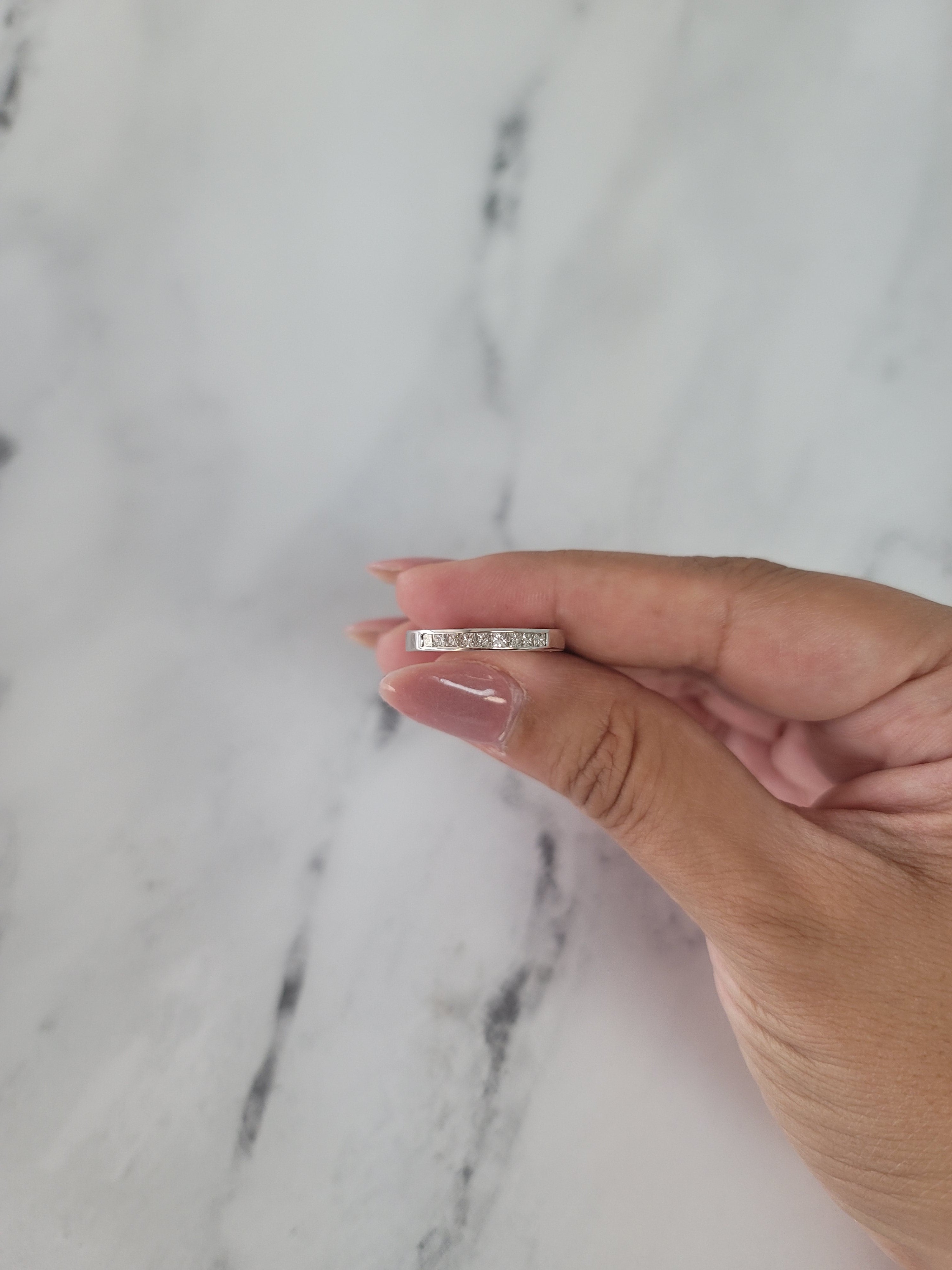 Alianza de boda con diamantes engastados en canal y talla princesa