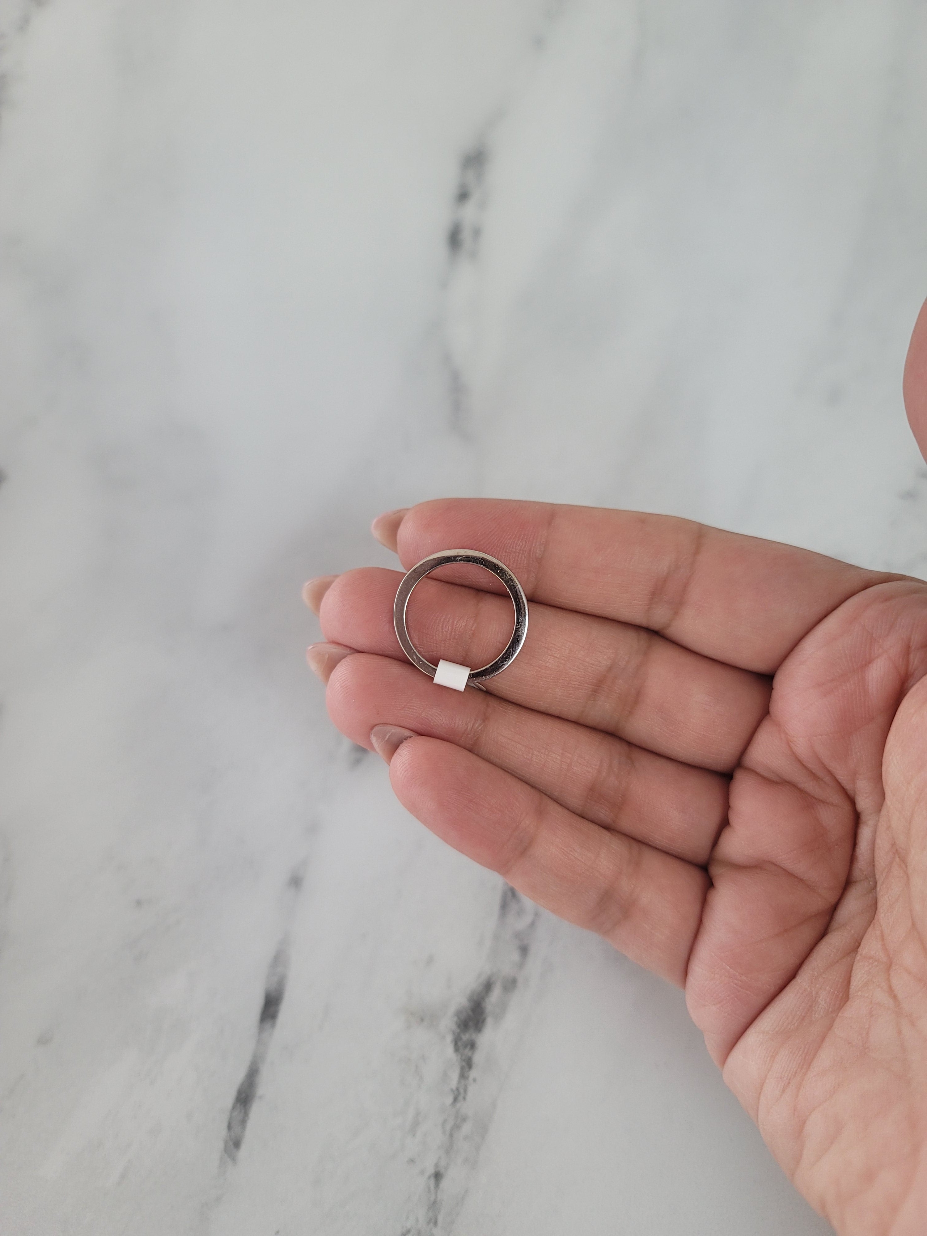 Alianza de boda con diamantes engastados en canal y talla princesa