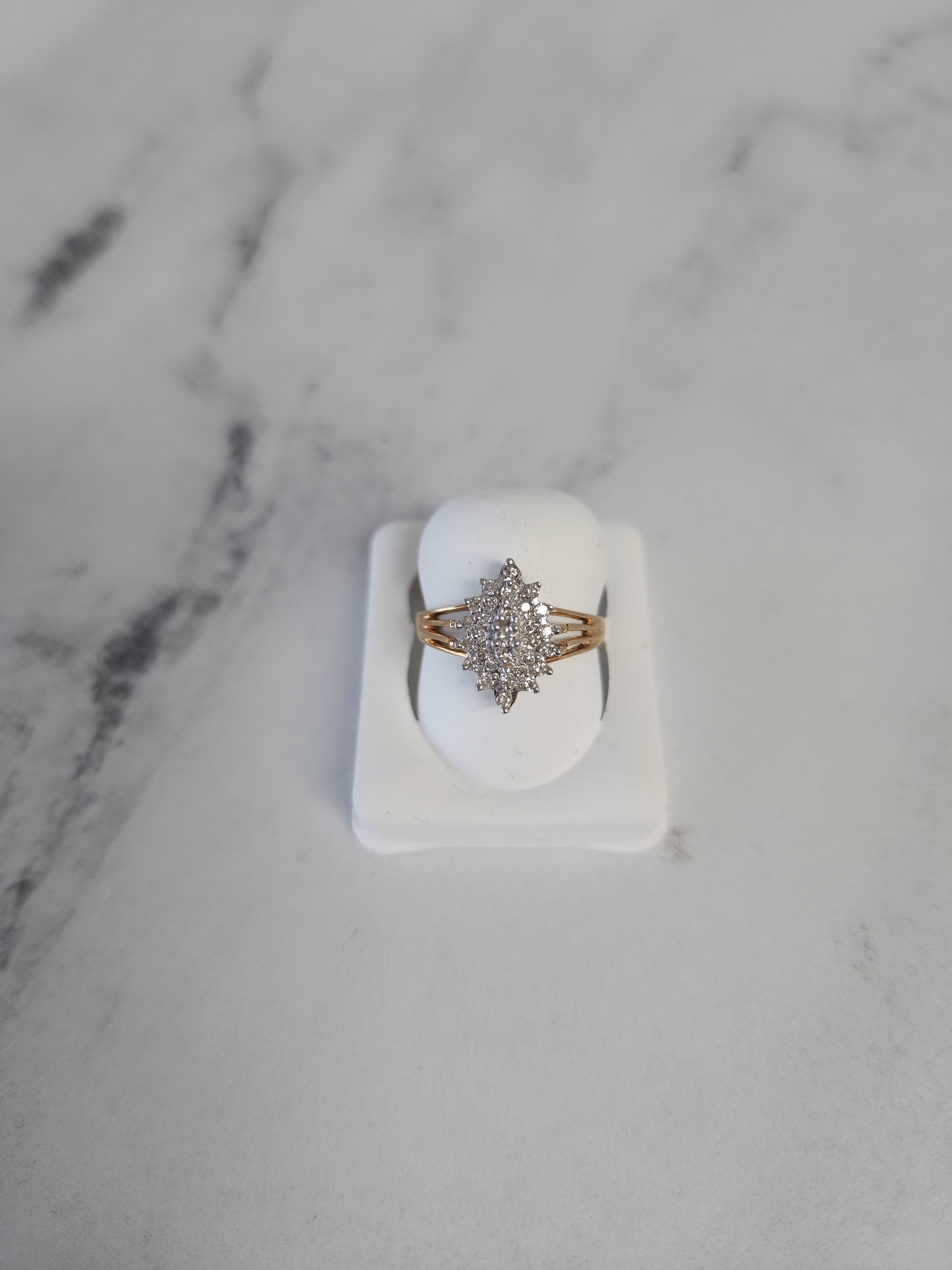 Anillo de diamantes en racimo de 0,25 cts en oro amarillo de 14 quilates