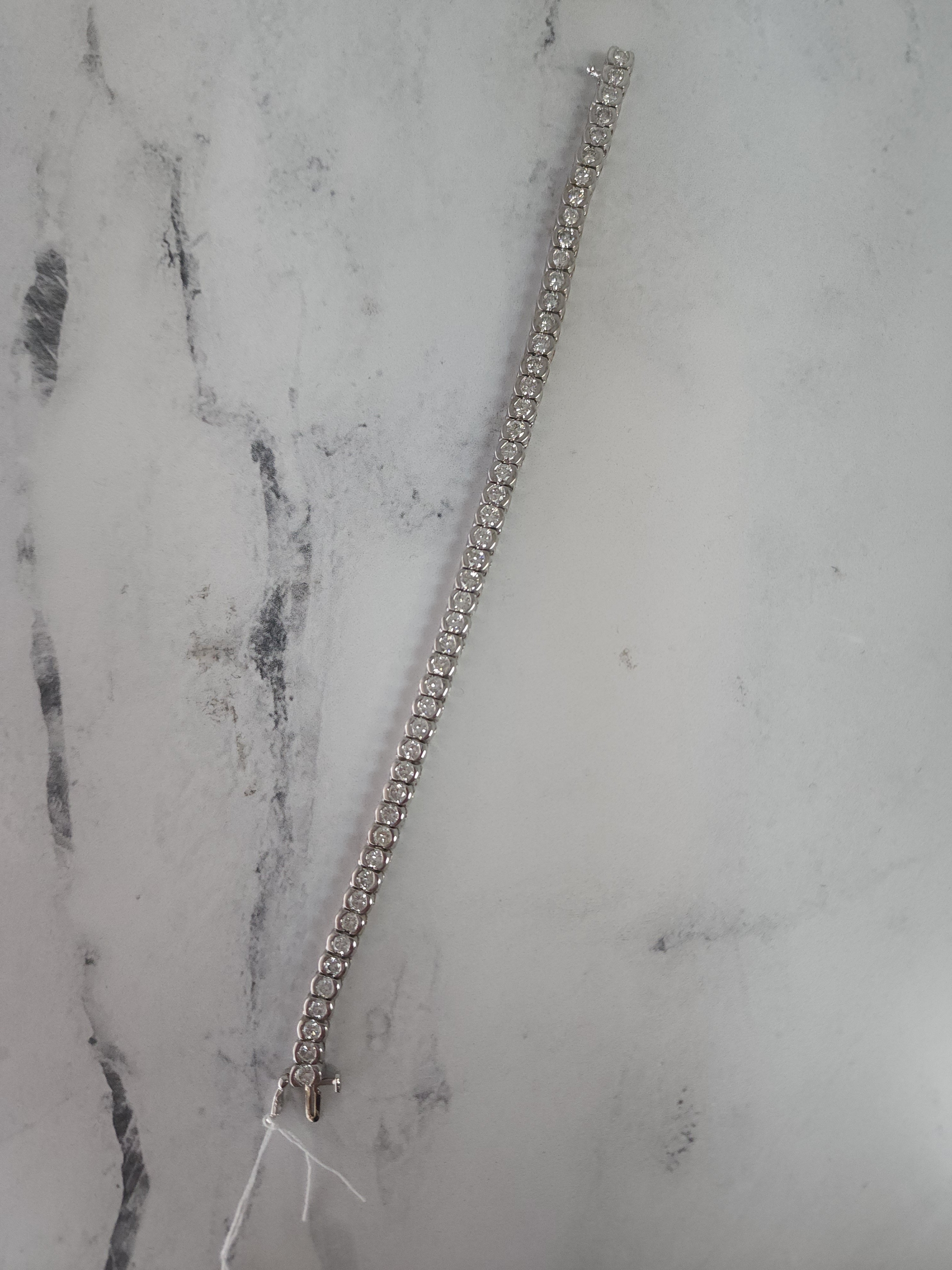 Pulsera de tenis con diamantes en bisel de 6 quilates