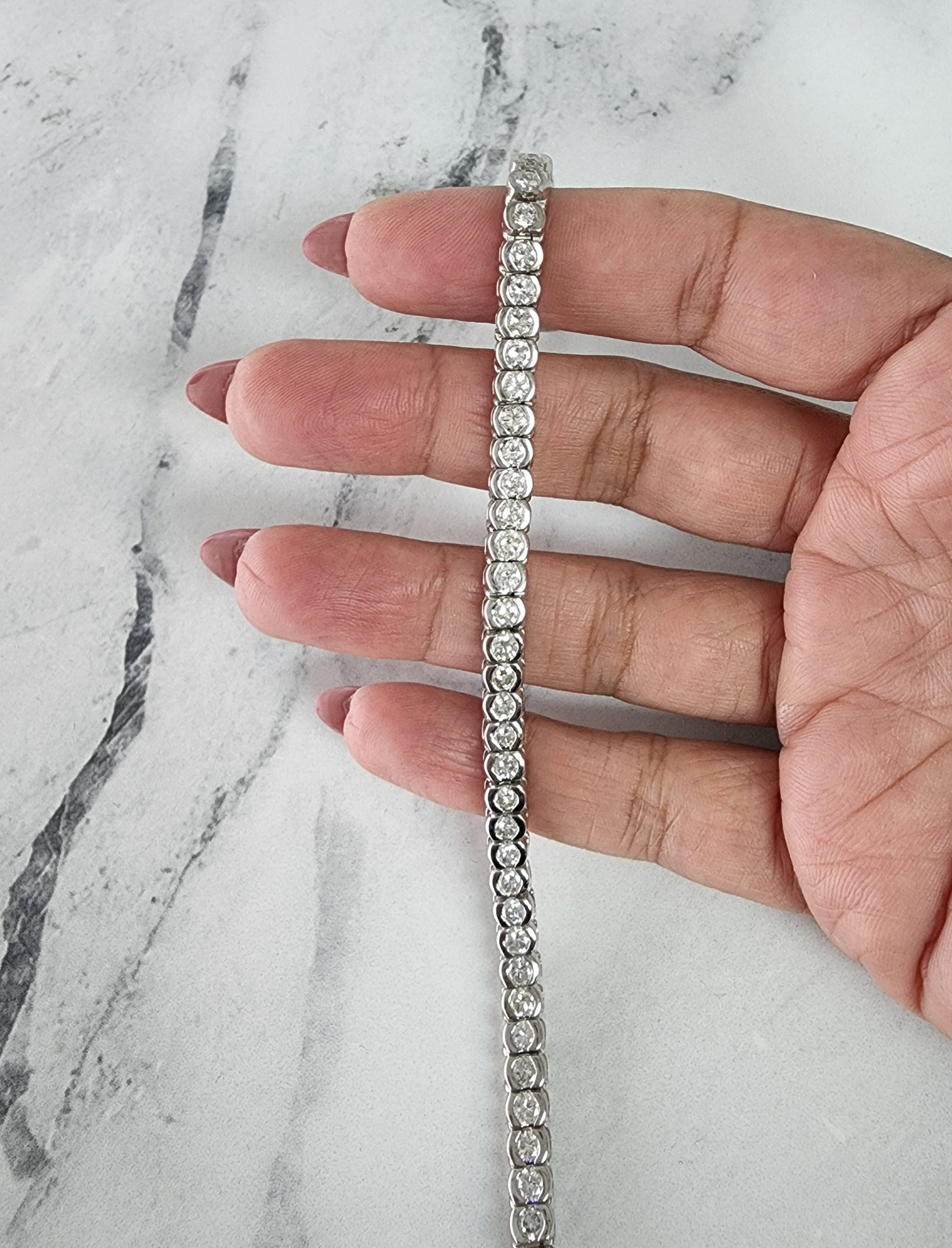 Pulsera de tenis con diamantes en bisel de 6 quilates