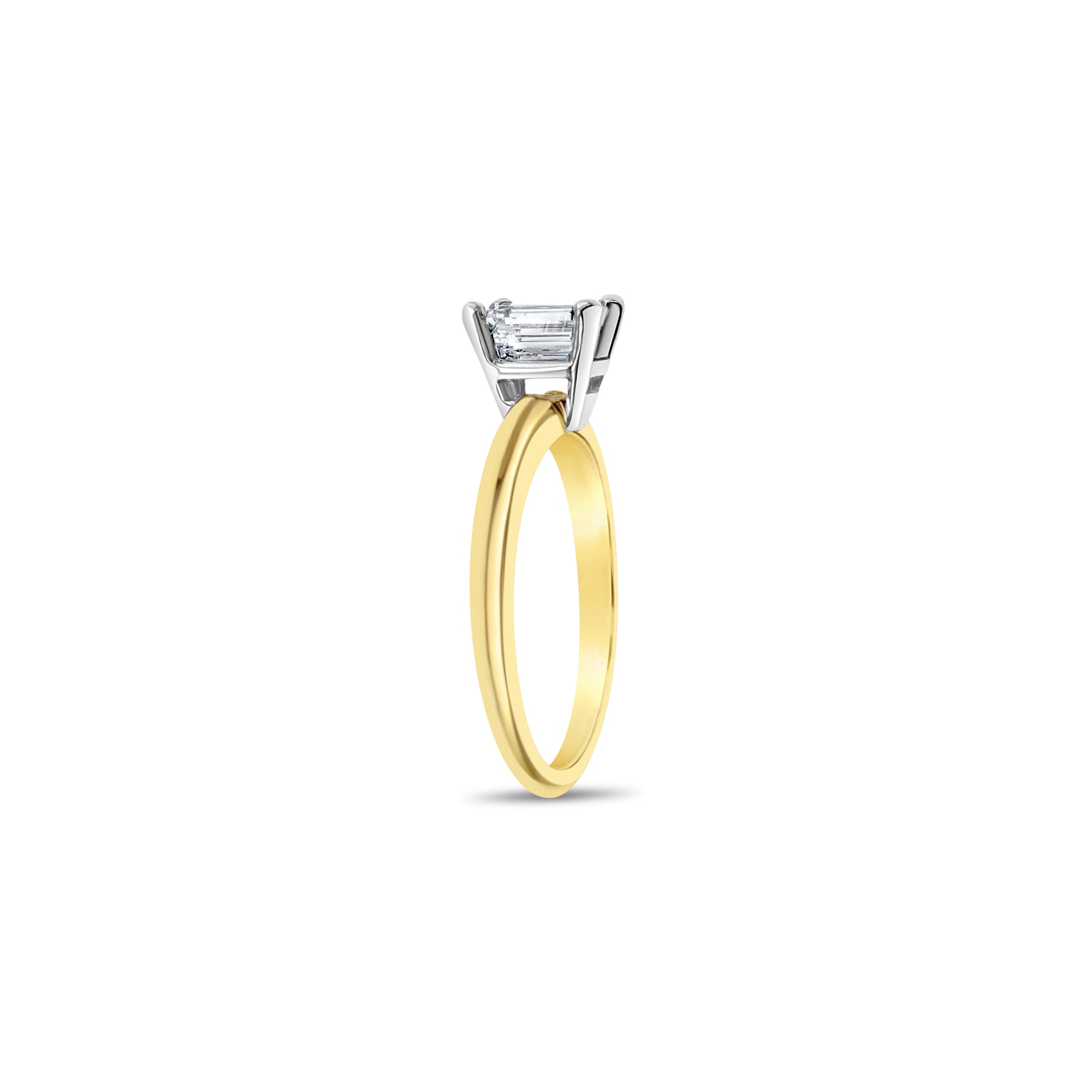 Anillo de compromiso solitario con diamante de talla esmeralda