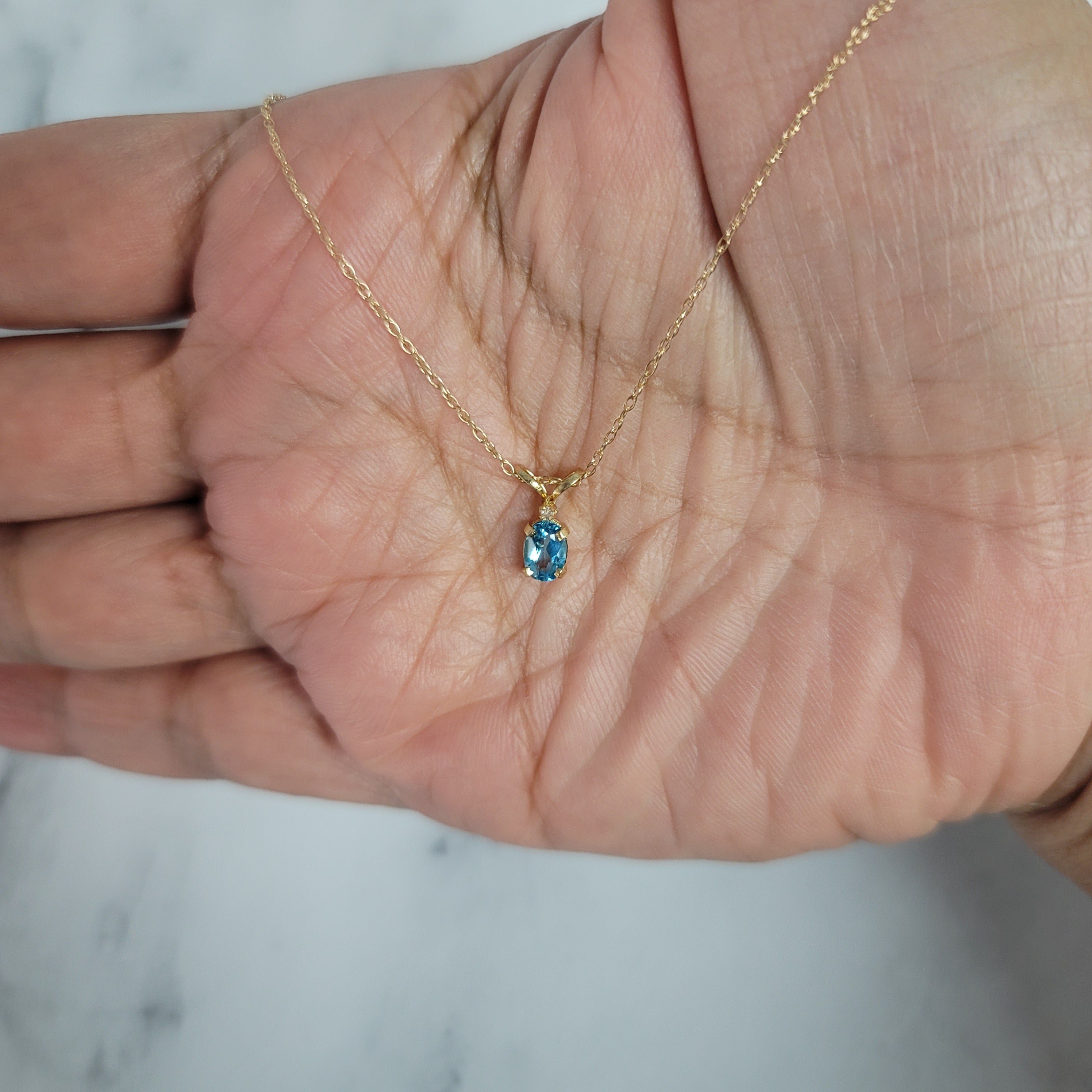 Topacio azul ovalado solitario de 0,25 ct en oro amarillo de 14 k